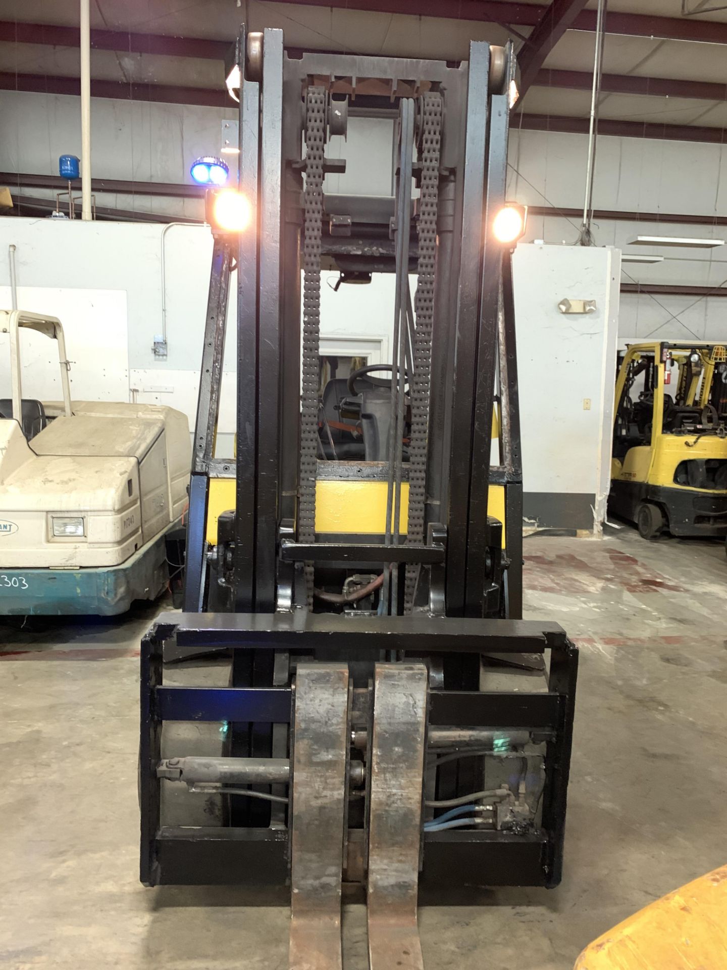 2013 HYSTER 15,500 LB. DIESEL FORKLIFT MODEL S155FT; SOLID TIRES; 2-STAGE MAST, 7811 HR (LOCATED OH) - Image 4 of 5