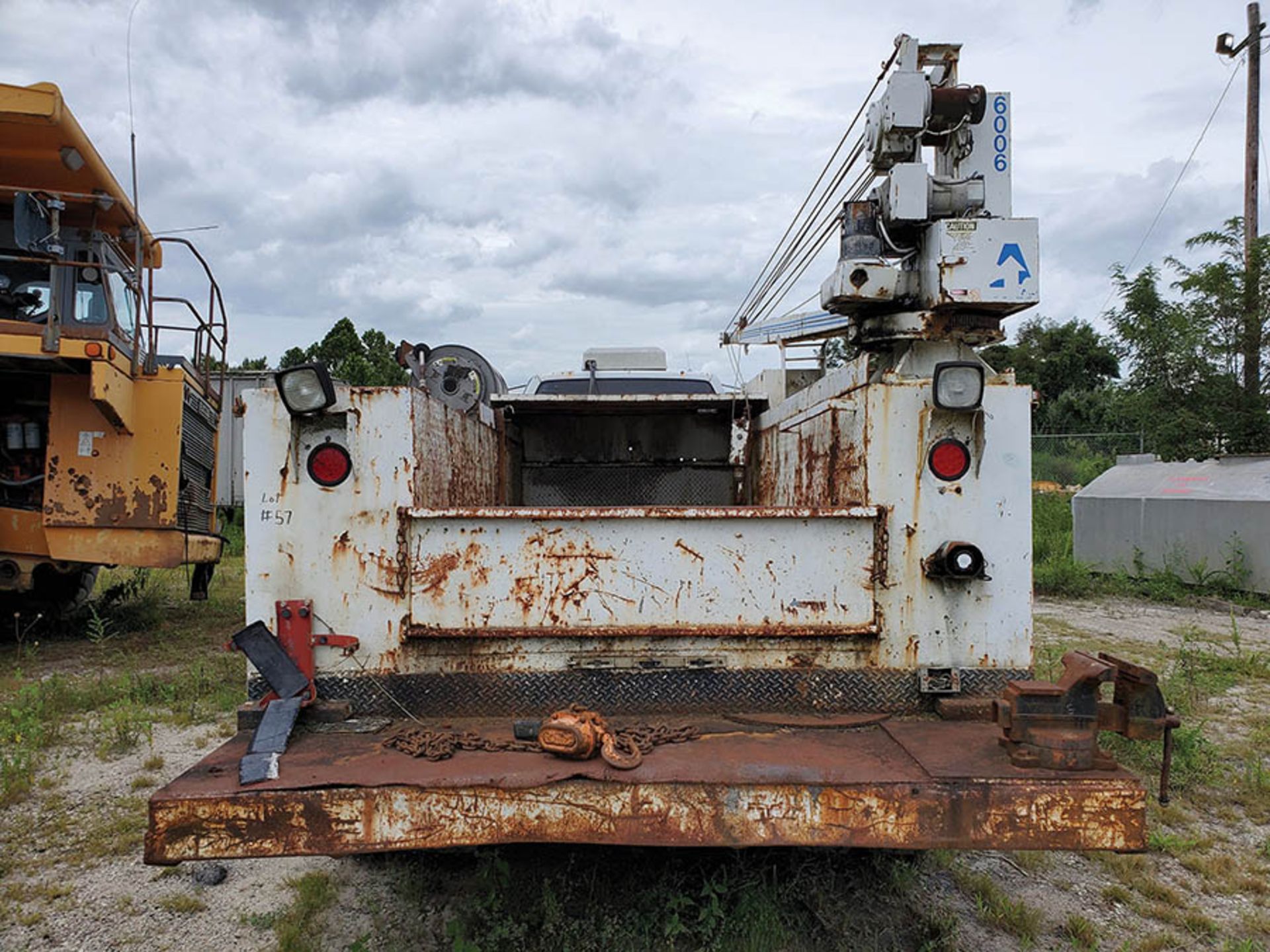 1994 GMC MECHANICS SERVICE TRUCK, CAT 6 CYLINDER DIESEL ENGINE, 6-SPEED TRANS, AUTO CRANE & HOSE - Image 7 of 12