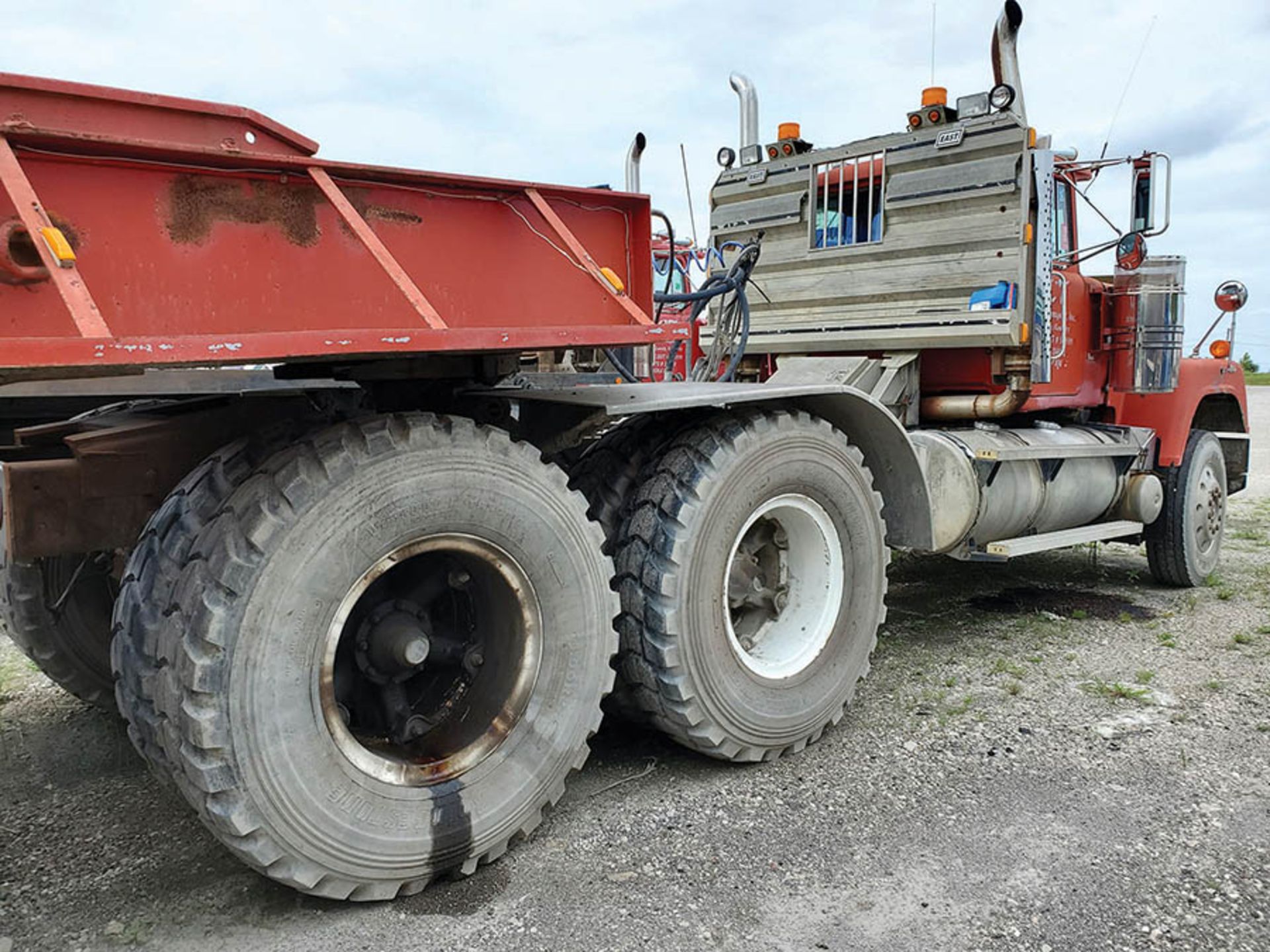 1991 MACK RW600 T/A DAY CAB TRACTOR, 10-SPEED TRANS WITH DEEP REDUCTION RANGE, WET LINES MACK INLINE - Image 9 of 14