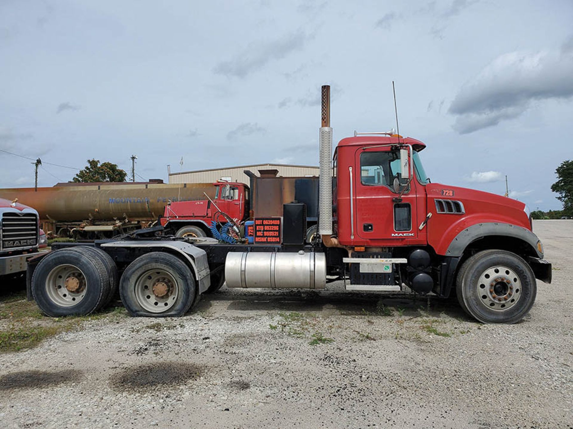 2009 MACK GU713 T/A DAY CAB TRACTOR, MAXITORQUE 18 SPEED TRANS., WET LINES MACK INLINE SIX DIESEL - Image 5 of 10