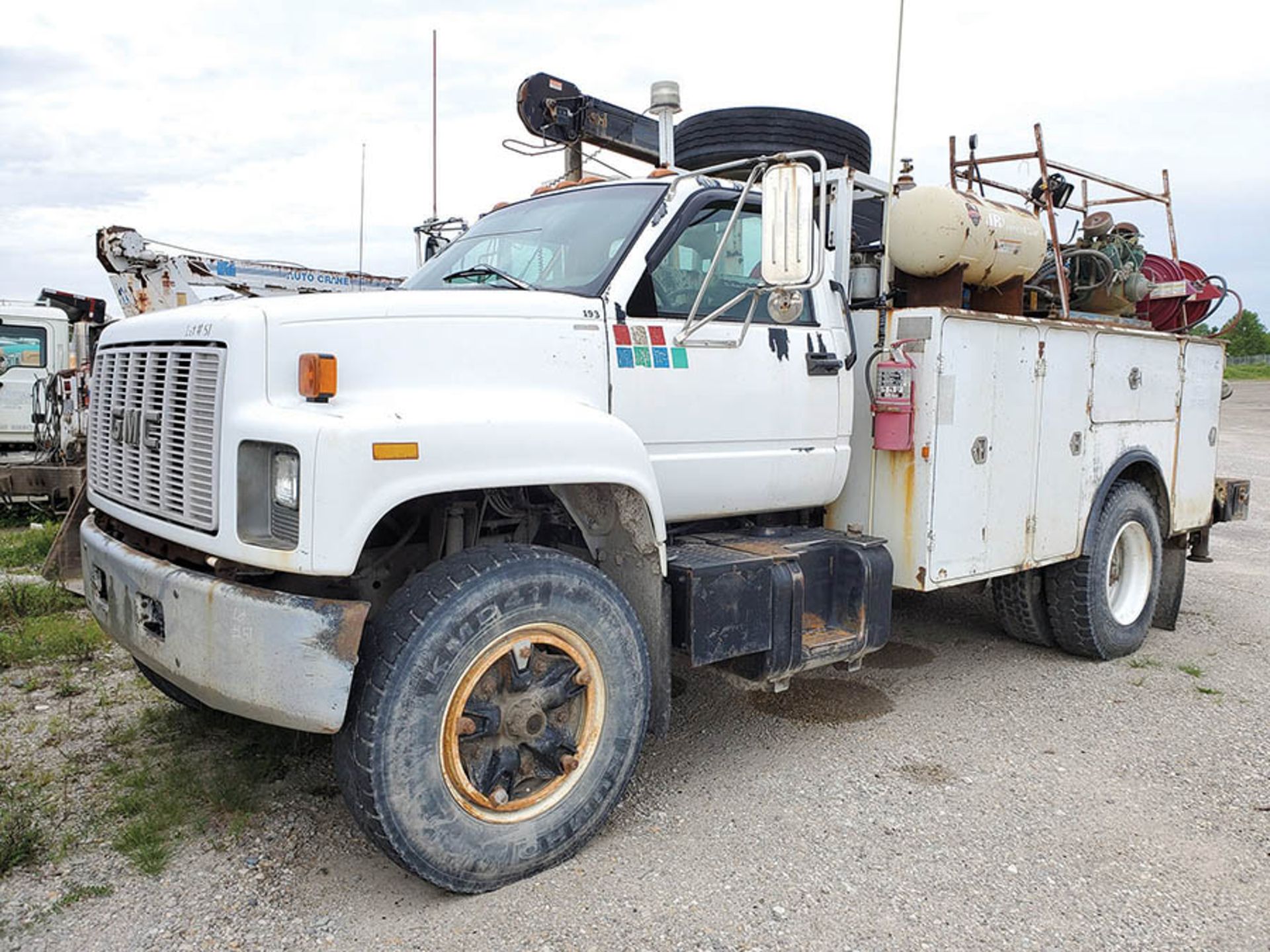 1998 GMC MECHANICS SERVICE TRUCK 8005H AUTO CRANE, MILLER BIG BLUE 400P WELDER GENERATOR WITH AIR - Image 2 of 14