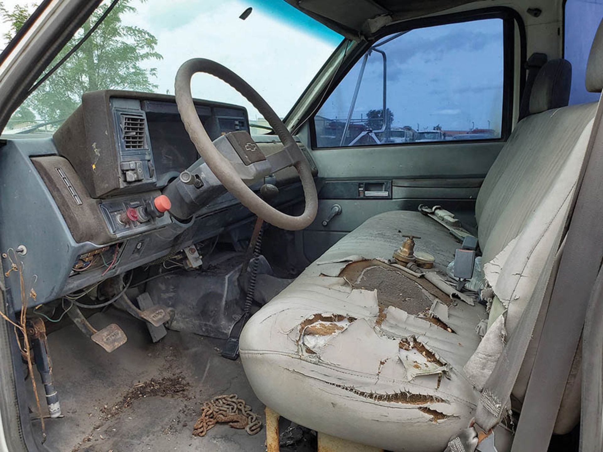 1994 GMC MECHANICS SERVICE TRUCK, CAT 6 CYLINDER DIESEL ENGINE, 6-SPEED TRANS, AUTO CRANE & HOSE - Image 11 of 12