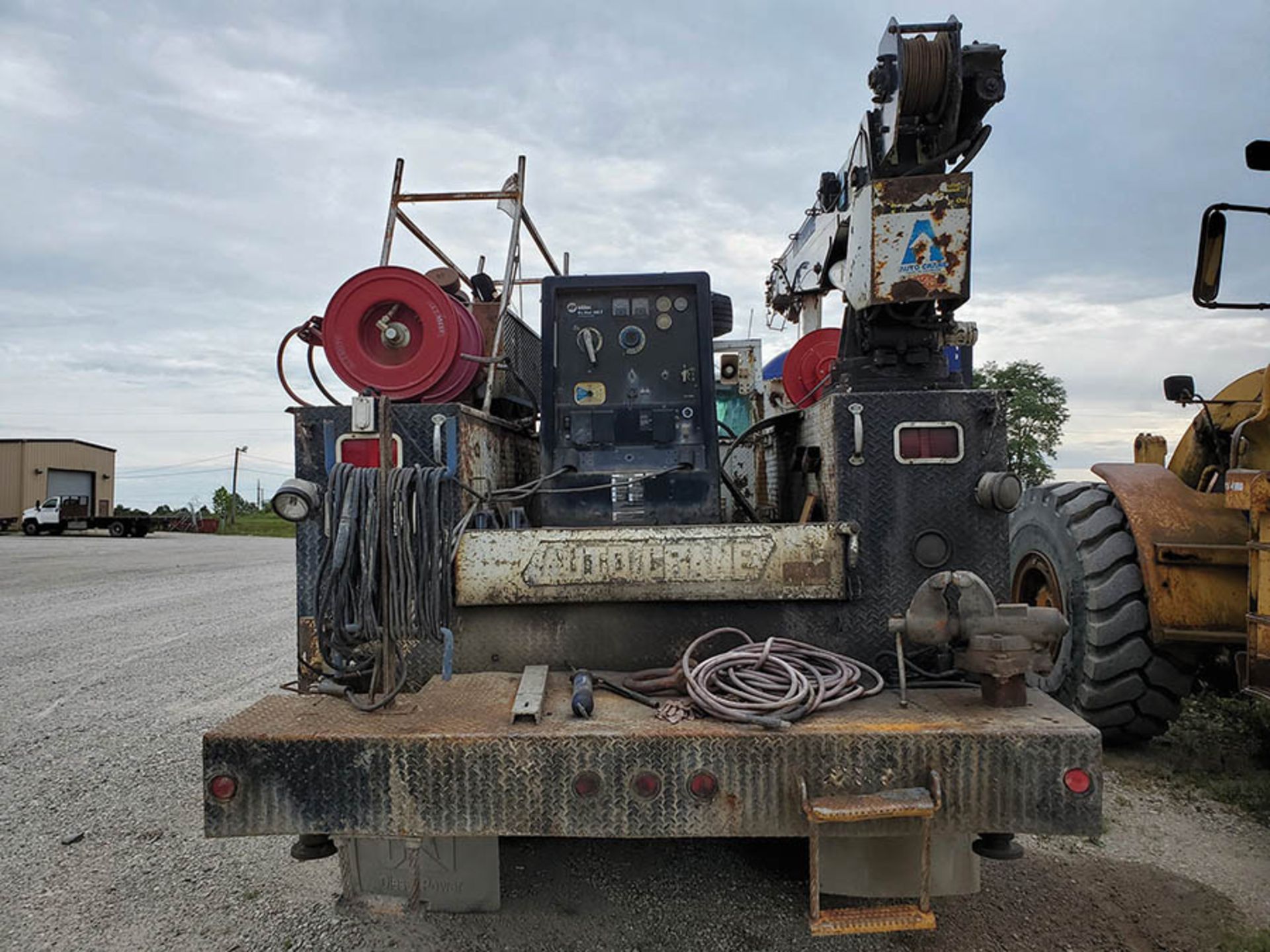 1998 GMC MECHANICS SERVICE TRUCK 8005H AUTO CRANE, MILLER BIG BLUE 400P WELDER GENERATOR WITH AIR - Image 8 of 14