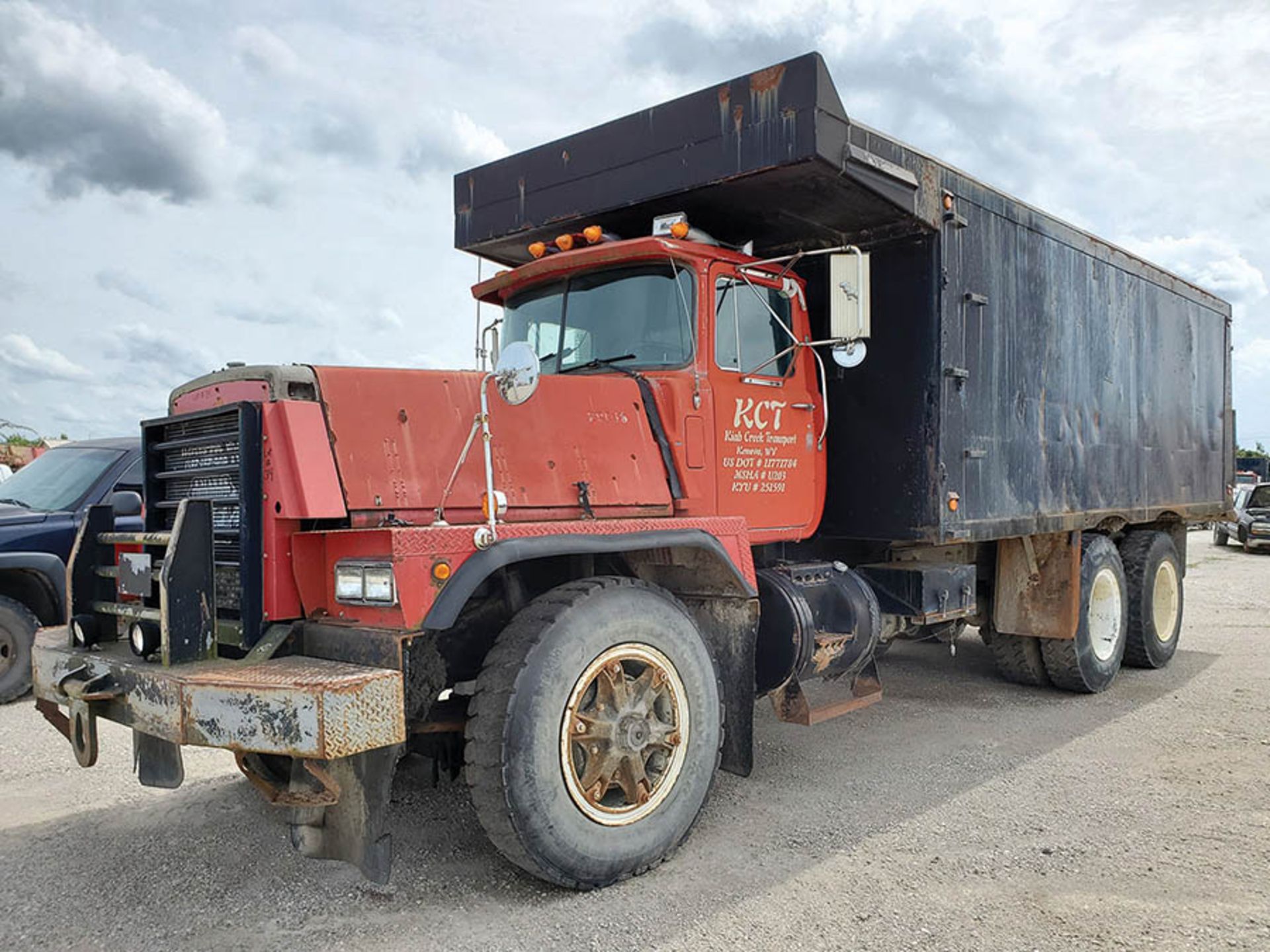 1997 MACK RD888 SX T/A DUMP TRUCK, VIN1M2P278C5VM002015, KCT 18, LOCATION: MARCO SHOP - Image 2 of 10