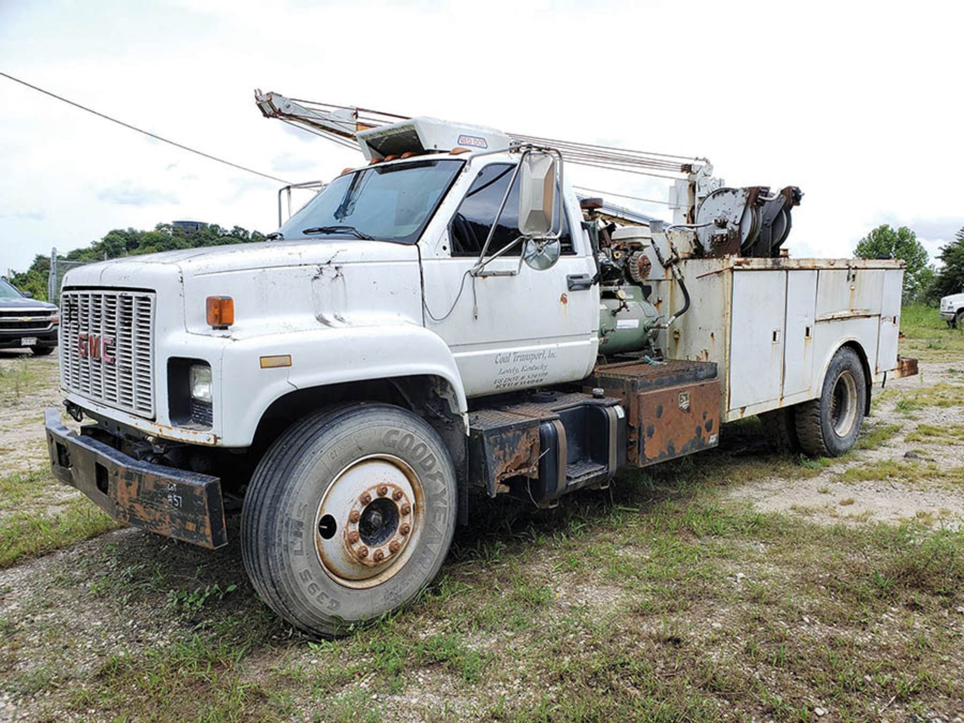 1994 GMC MECHANICS SERVICE TRUCK, CAT 6 CYLINDER DIESEL ENGINE, 6-SPEED TRANS, AUTO CRANE & HOSE