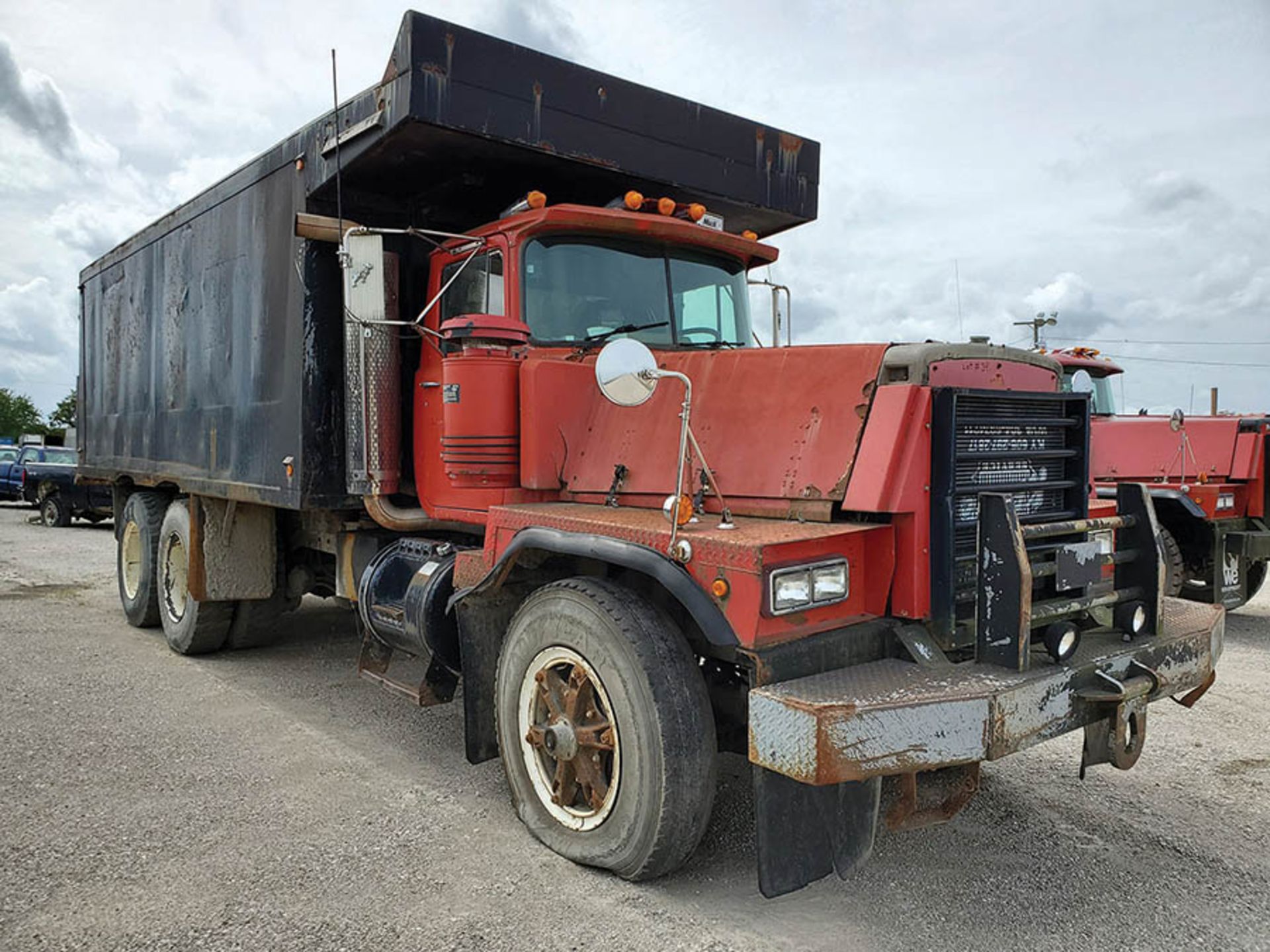 1997 MACK RD888 SX T/A DUMP TRUCK, VIN1M2P278C5VM002015, KCT 18, LOCATION: MARCO SHOP - Image 4 of 10