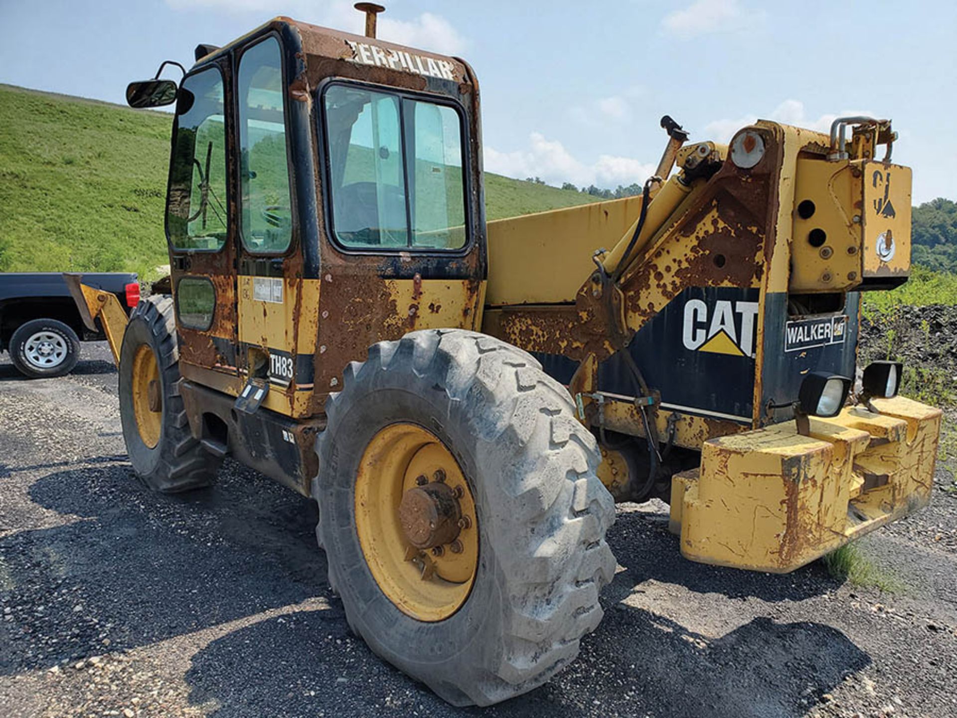 CATERPILLAR TH83 TELEHANDLER, S/N: 3RN02074, 13,346 HOURS SHOWING, 8000 LB CAPACITY, 14.00-24 TIRES, - Image 6 of 8