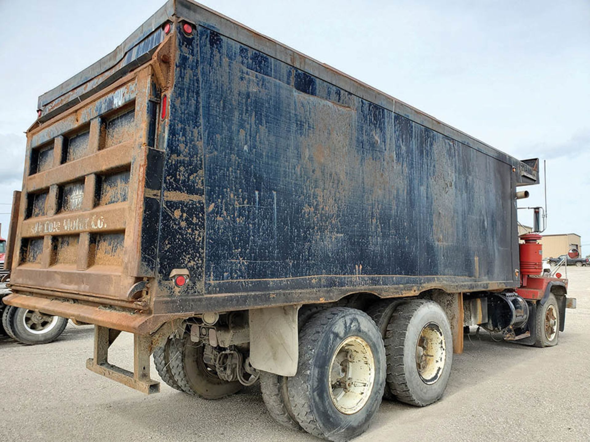 1997 MACK RD888 SX T/A DUMP TRUCK, VIN1M2P278C5VM002015, KCT 18, LOCATION: MARCO SHOP - Image 6 of 10