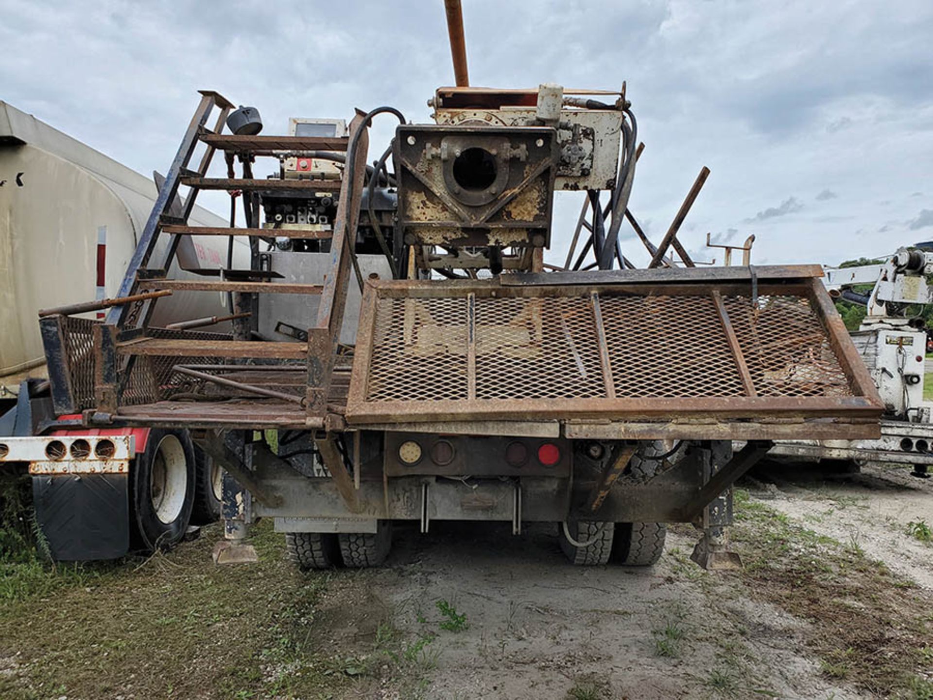 1966 5-TON 6X6 CARGO TRUCK, MFD KAISER JEEP, VIN M72411624, 2,716 MILES SHOWING, 5-SPEED DIESEL, - Image 7 of 12