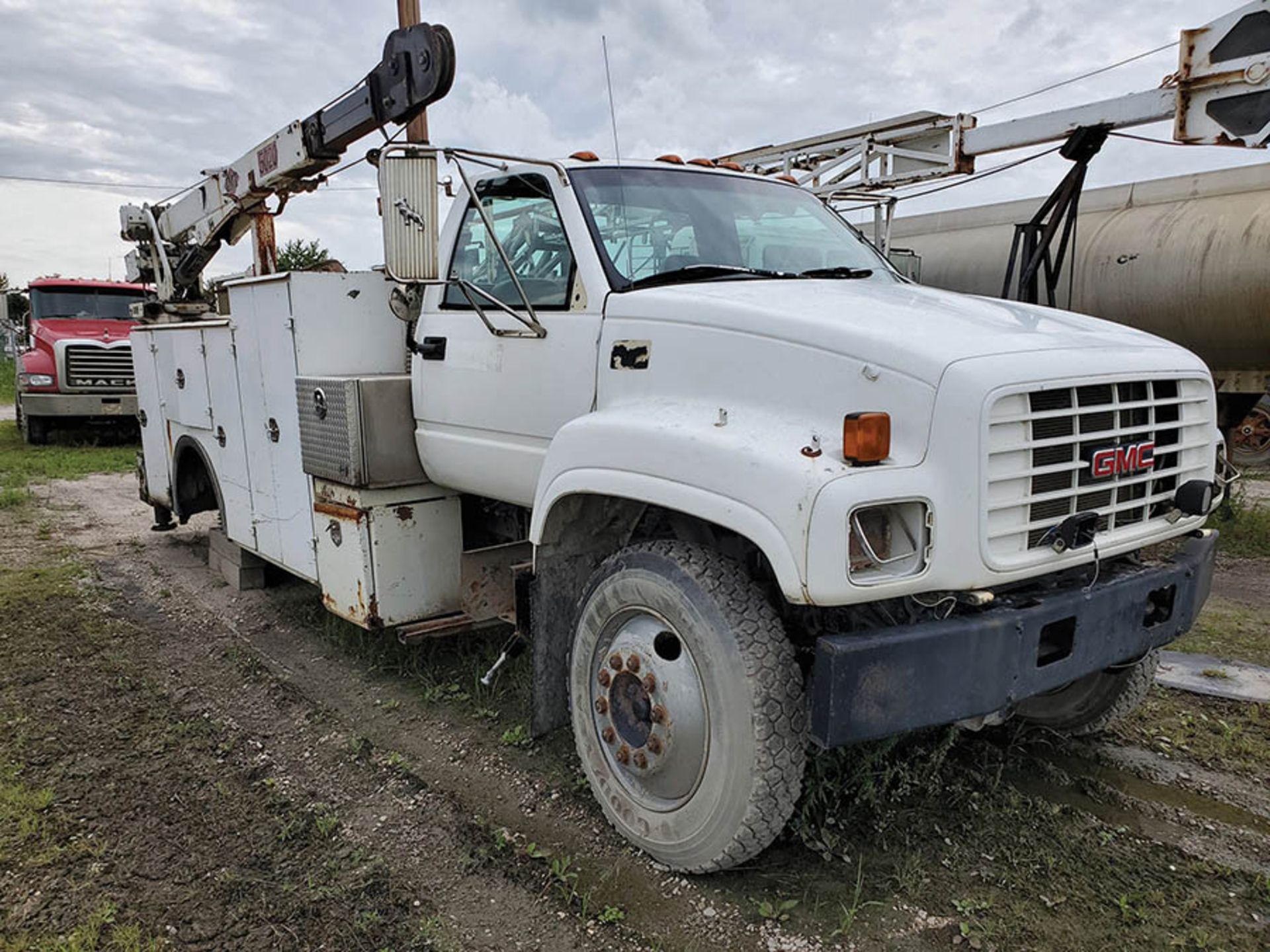 GMC C7500 WITH 5020 AUTO CRANE, VIN 1GDL7H1P4VJ501991, LOCATION: MARCO SHOP - Image 4 of 10