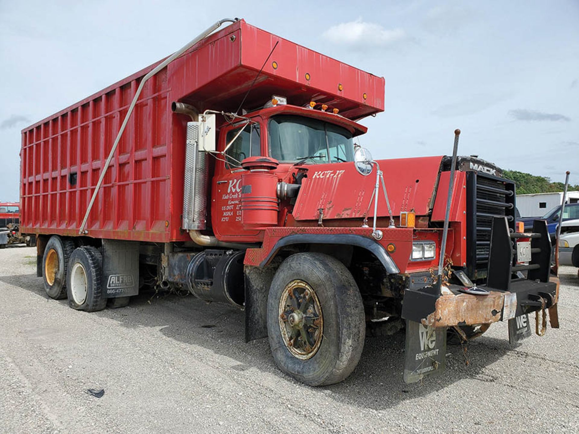 1997 MACK RD888 SX T/A DUMP TRUCK, VIN 1M2P278C9VM002014, KCT 17, LOCATION: MARCO SHOP - Image 2 of 9