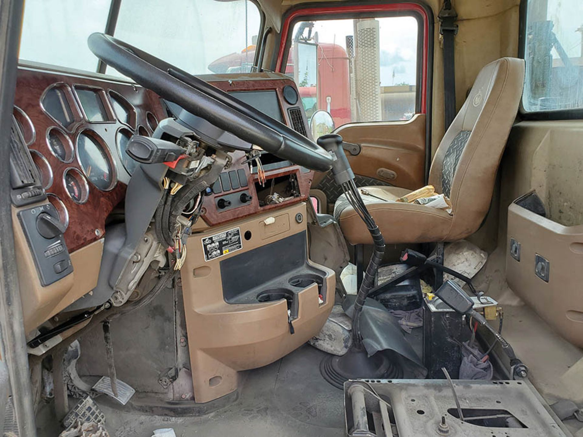 2009 MACK GU713 T/A DAY CAB TRACTOR, MAXITORQUE 18 SPEED TRANS., WET LINES MACK INLINE SIX DIESEL - Image 9 of 9