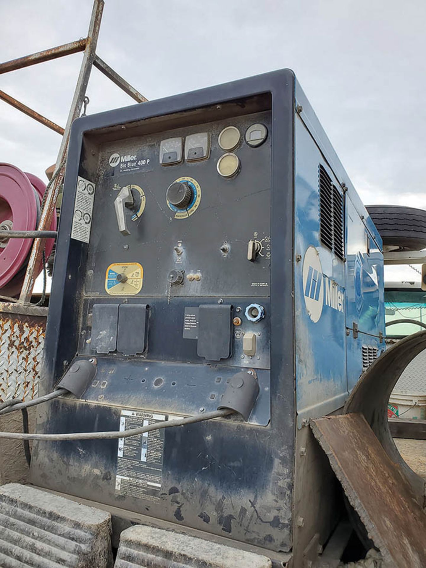 1998 GMC MECHANICS SERVICE TRUCK 8005H AUTO CRANE, MILLER BIG BLUE 400P WELDER GENERATOR WITH AIR - Image 9 of 14