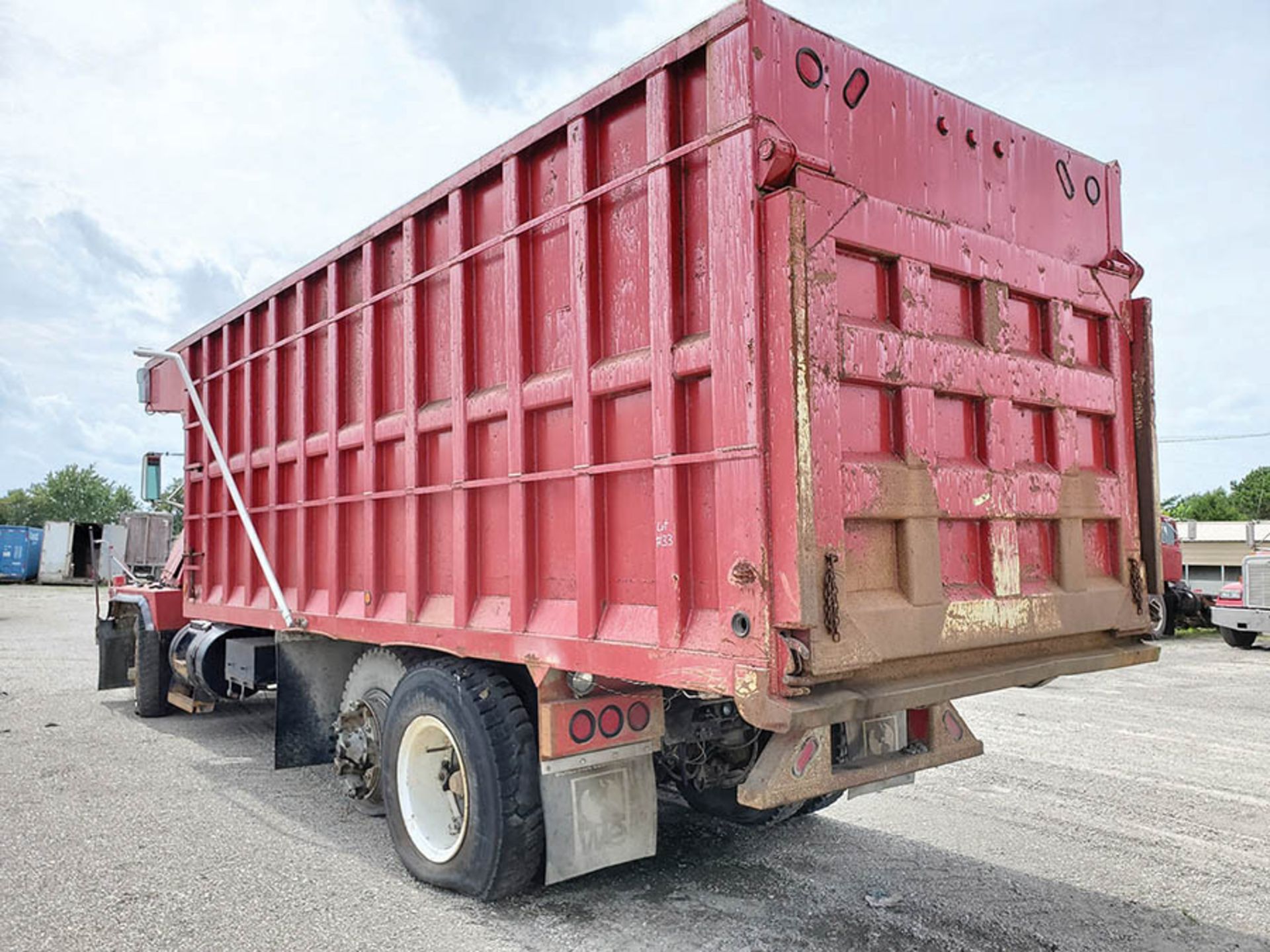 1997 MACK RD888 SX T/A DUMP TRUCK, VIN 1M2P278C9VM002014, KCT 17, LOCATION: MARCO SHOP - Image 7 of 9