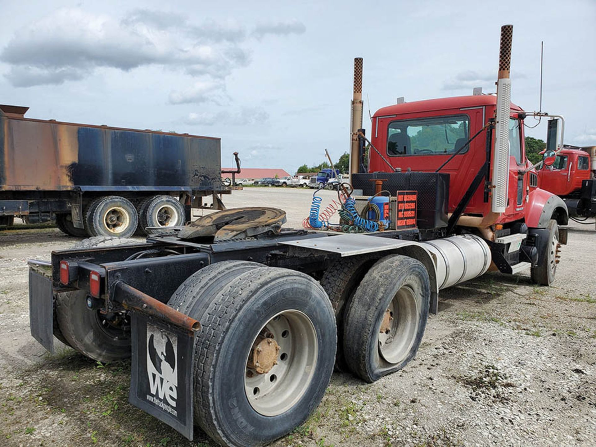 2009 MACK GU713 T/A DAY CAB TRACTOR, MAXITORQUE 18 SPEED TRANS., WET LINES MACK INLINE SIX DIESEL - Image 6 of 10