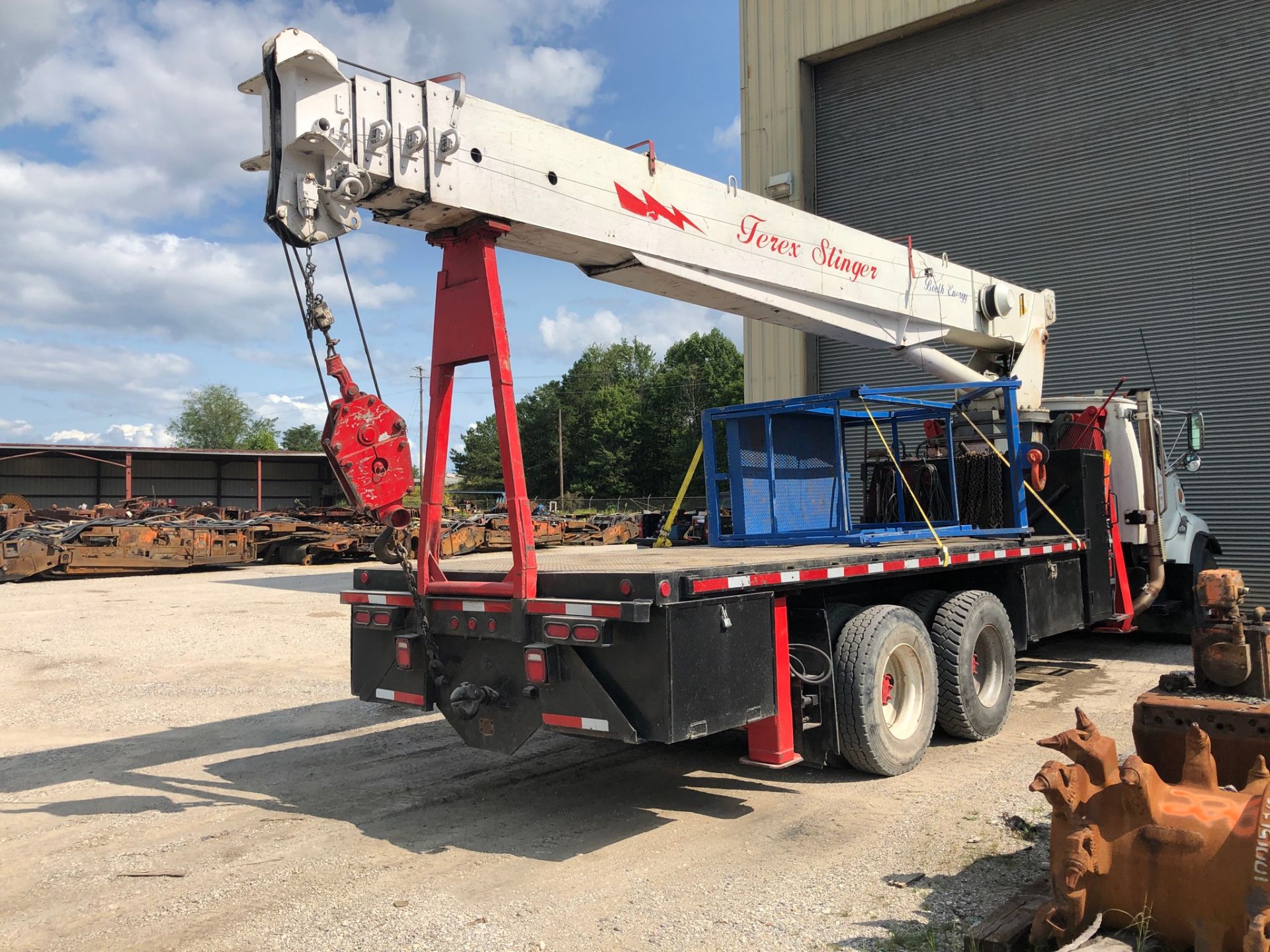 2000 STERLING TELESCOPING TC 4792 CRANE TRUCK, MODEL L9500, T/A DAY CAB, 12.0 L DIESEL, 145,387 - Image 2 of 2