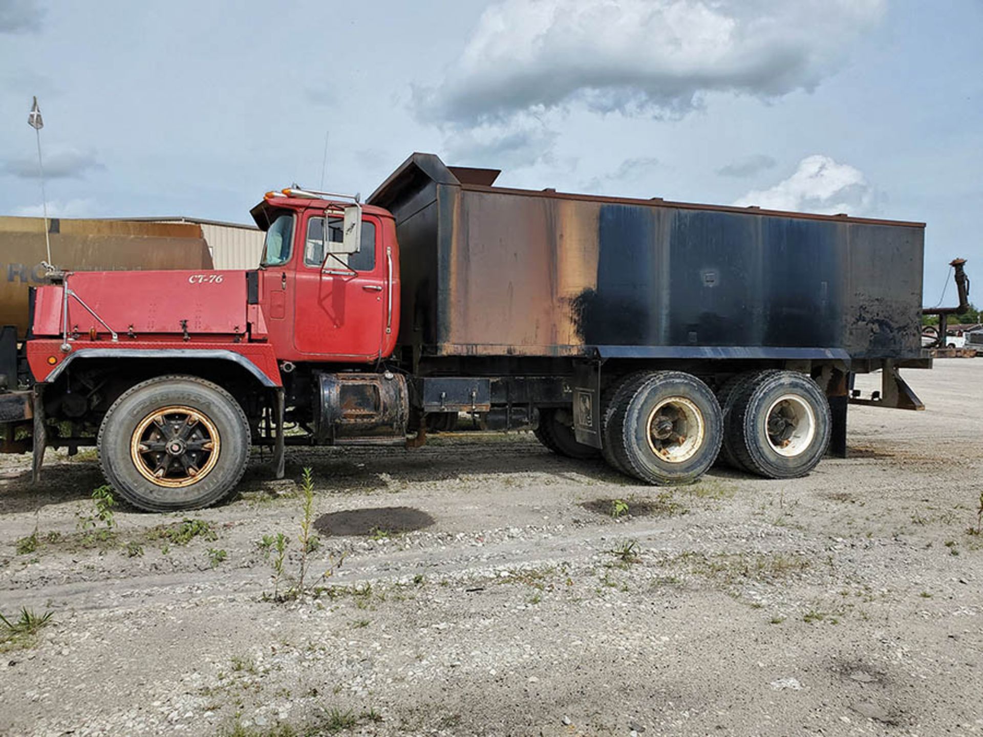 1986 MACK RD600 EATON FULLER TRANSMISSION T/A WATER TANKER TRUCK, INLINE SIX MACK ENGINE, 76,838