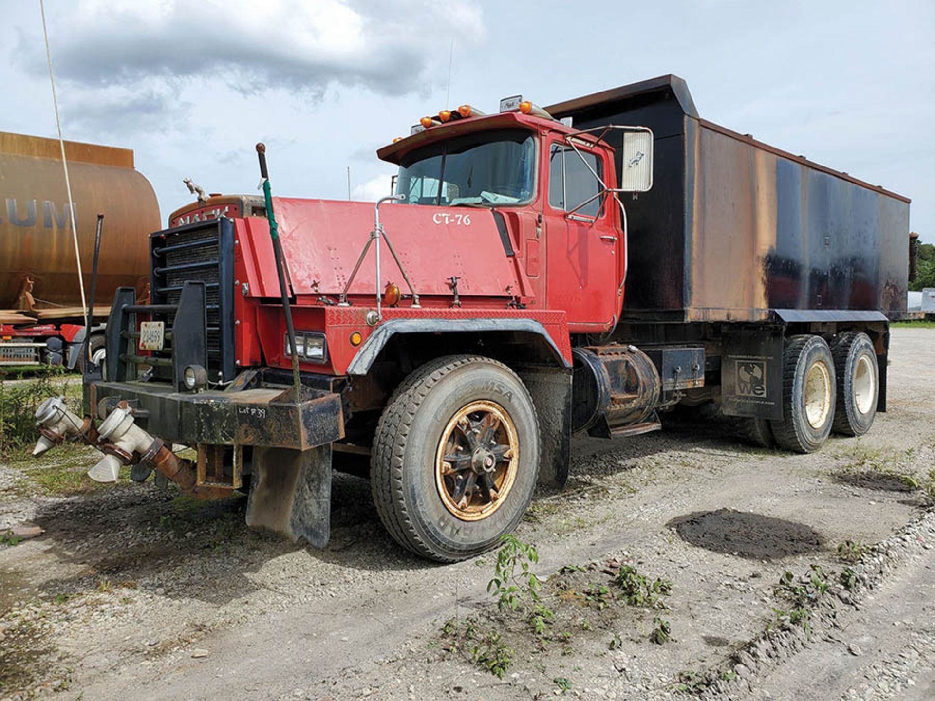 1986 MACK RD600 EATON FULLER TRANSMISSION T/A WATER TANKER TRUCK, INLINE SIX MACK ENGINE, 76,838 - Image 2 of 11