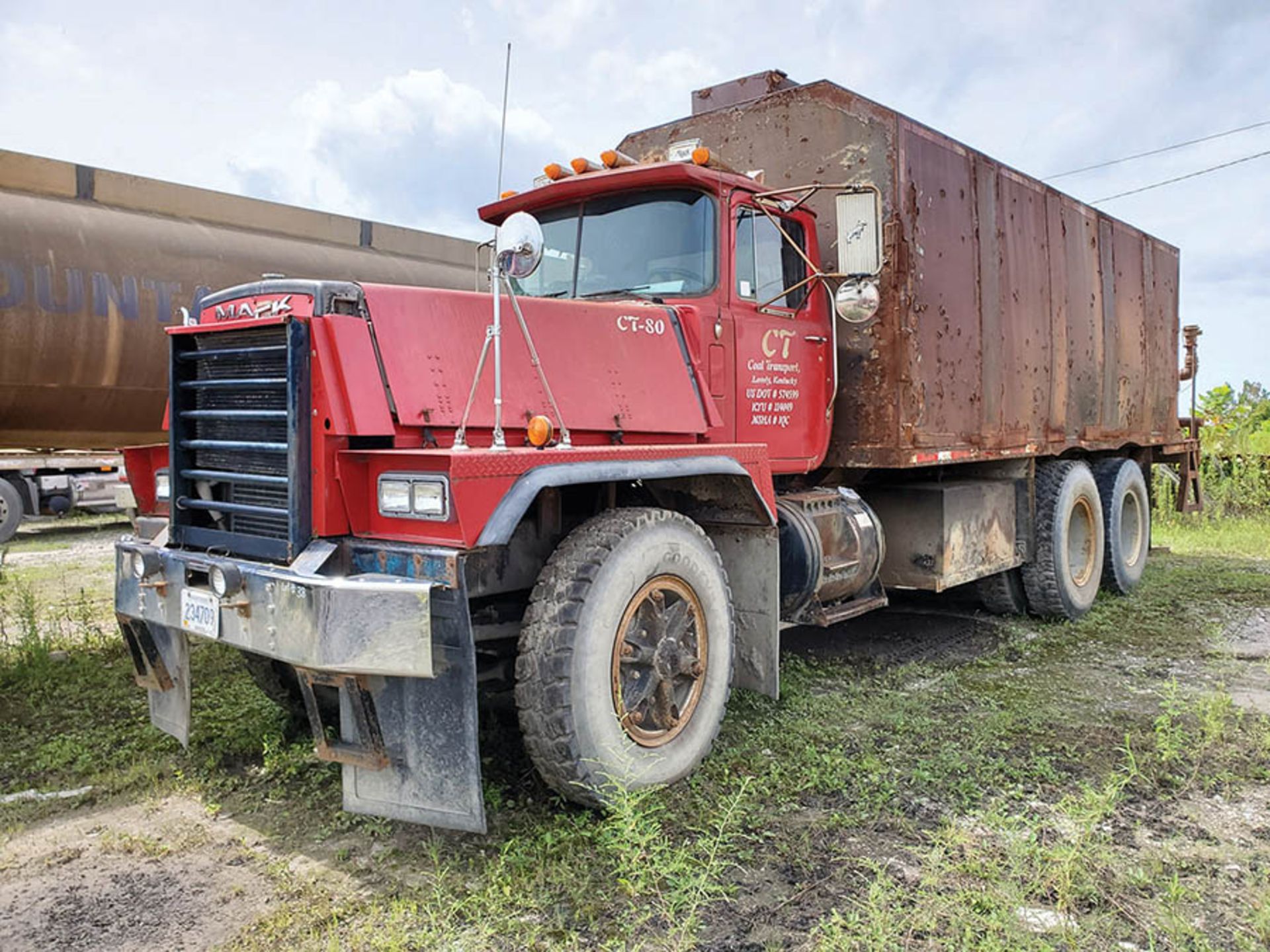 1986 MACK RD600 EATON FULLER TRANSMISSION T/A WATER TANKER TRUCK, INLINE SIX MACK ENGINE, 48,619 - Image 2 of 10