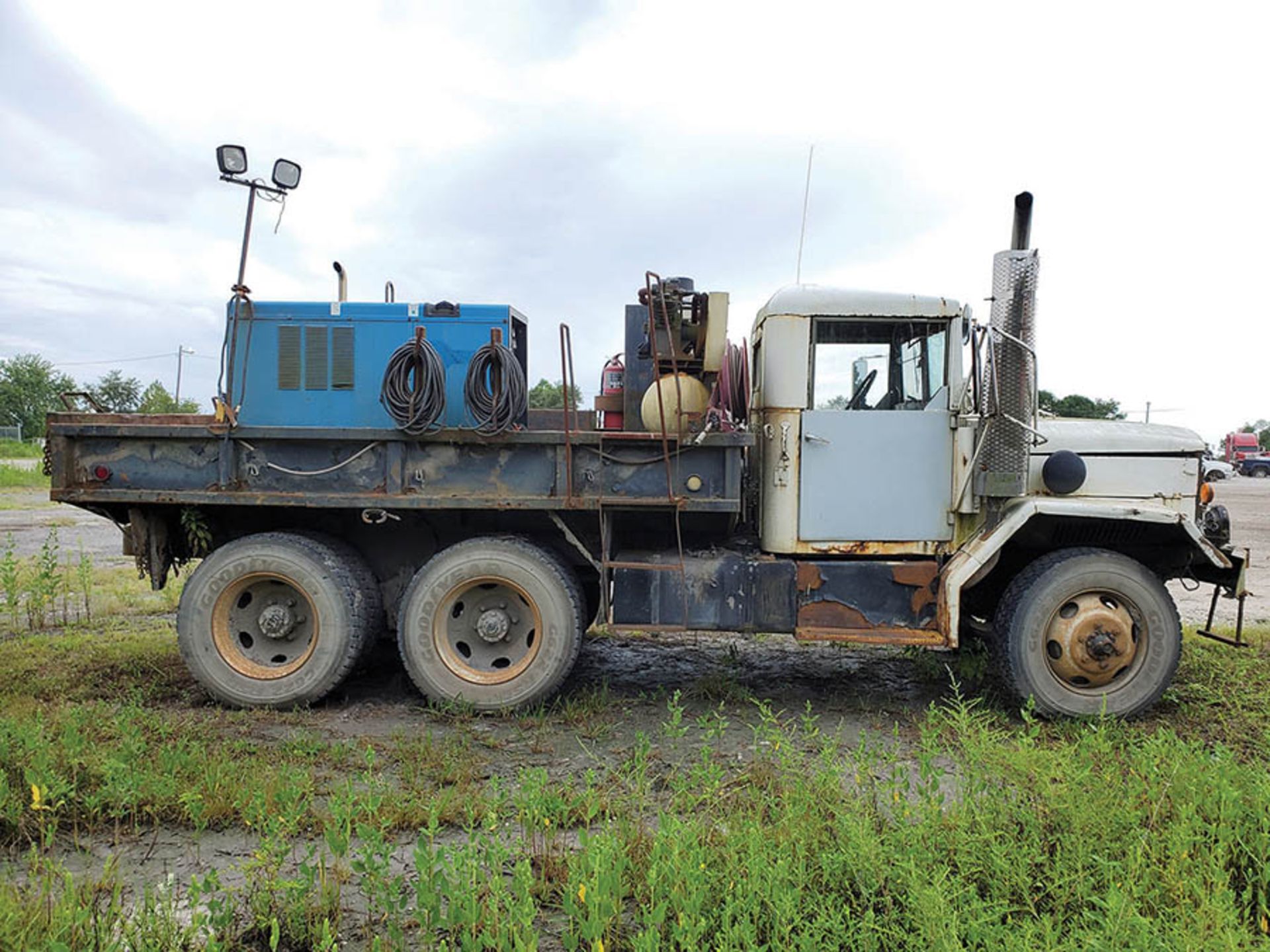 1970 5-TON 6X6 CARGO TRUCK, 5-SPEED TRANS, SERVICE BED MILLER BIG BLUE 500P WELDER, INGERSOLL RAND - Image 6 of 14