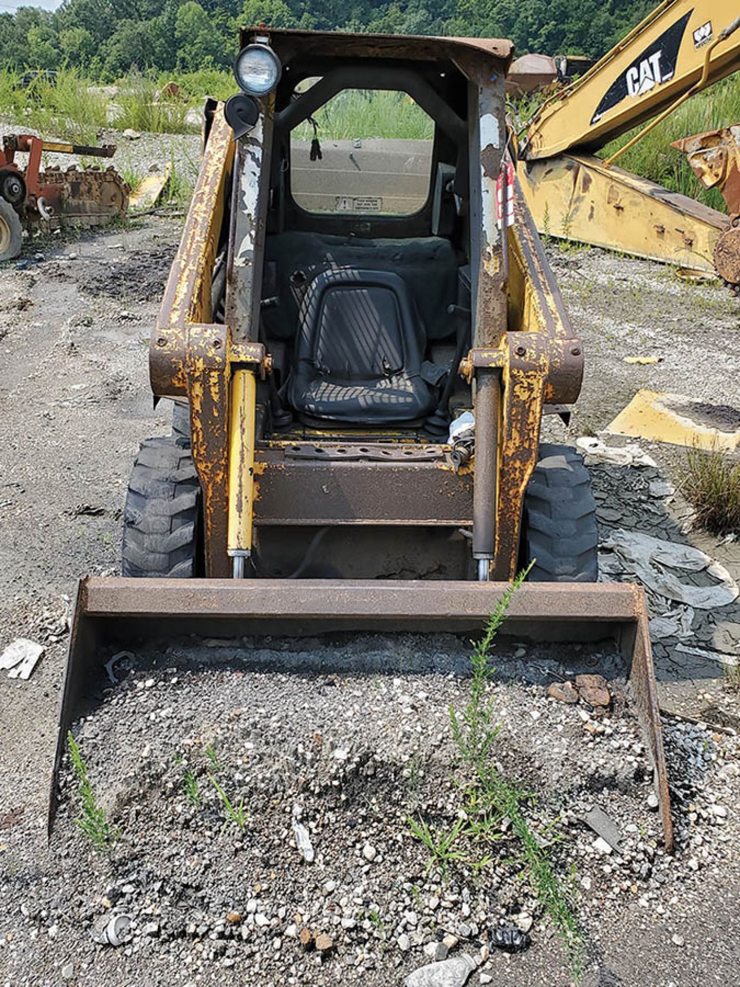 GEIL SKID STEER LOADER, MODEL 3325SX LOCATION: LOWER LEVEL BEECH FORK YARD - Image 3 of 5