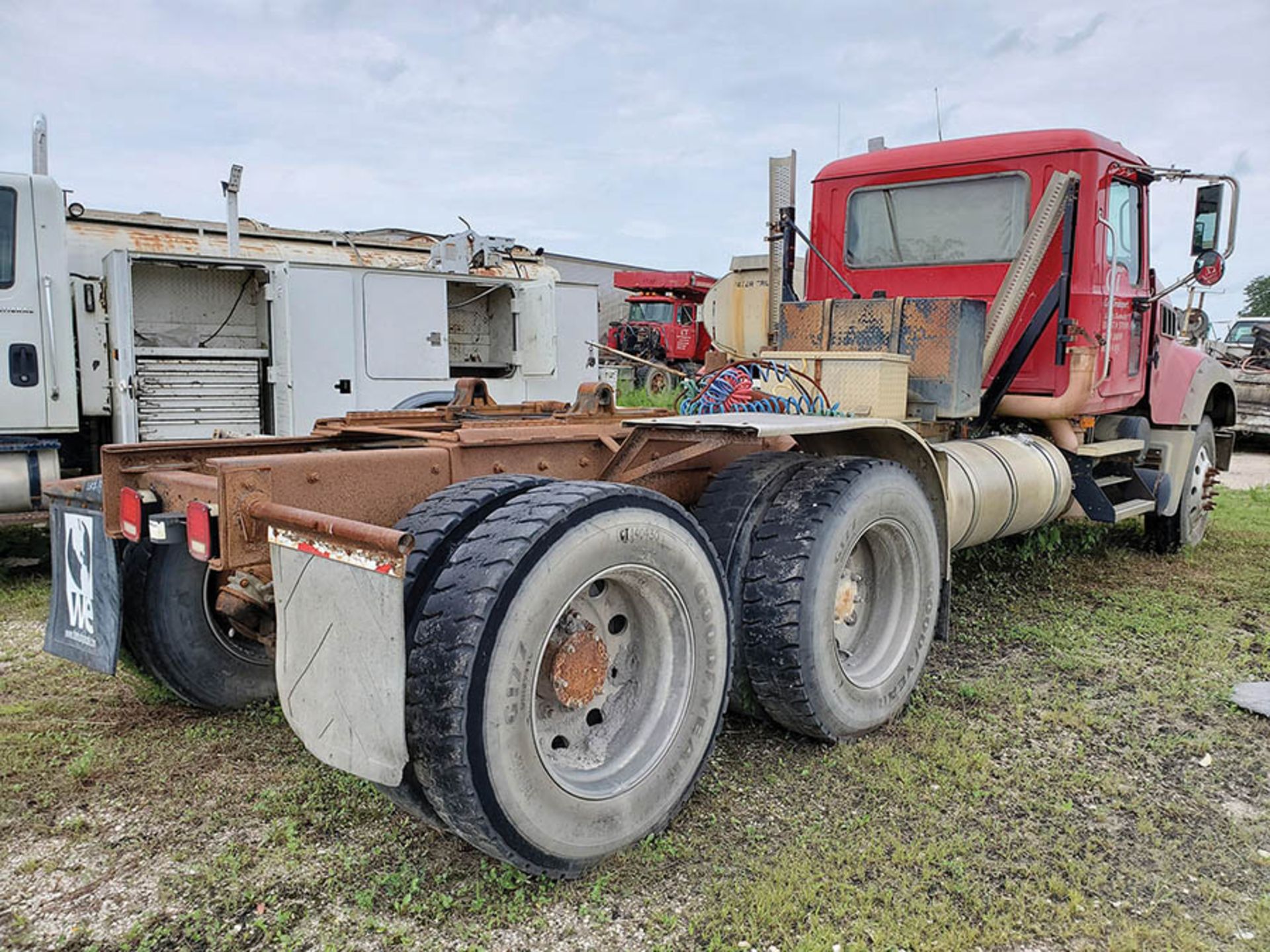 2008 MACK GU713 T/A DAY CAB TRACTOR, MAXITORQUE 18 SPEED TRANS., WET LINES MACK INLINE SIX DIESEL - Image 9 of 9