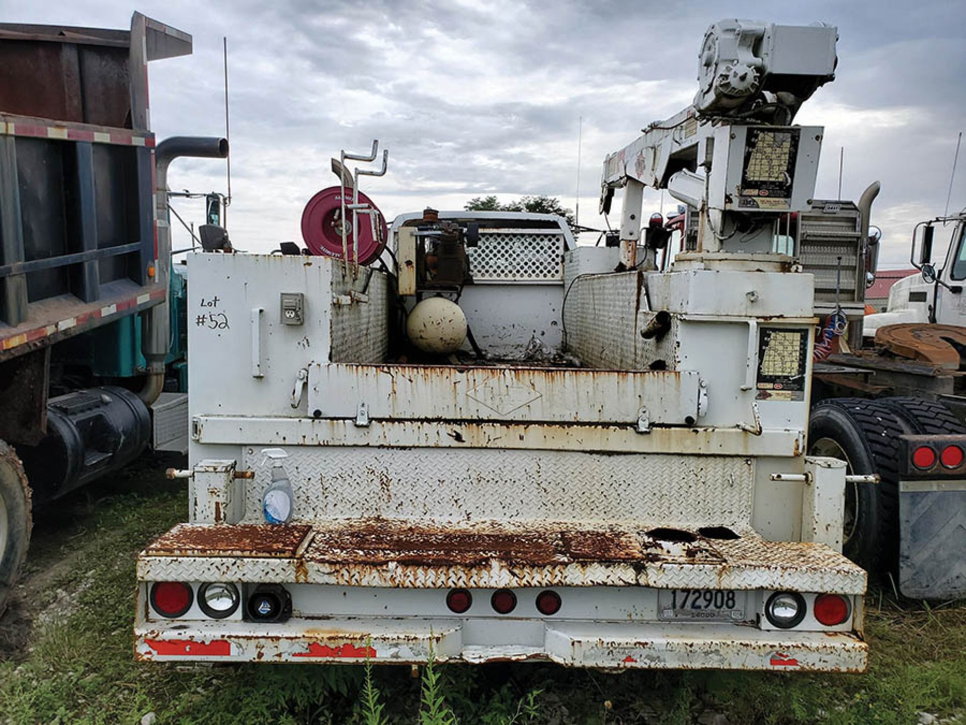 CHEVY KODIAK MECHANICS SERVICE TRUCK, CAT 6 CYLINDER DIESEL ENGINE, 5-SPEED TRANS, IMT 5016 AUTO - Image 6 of 9