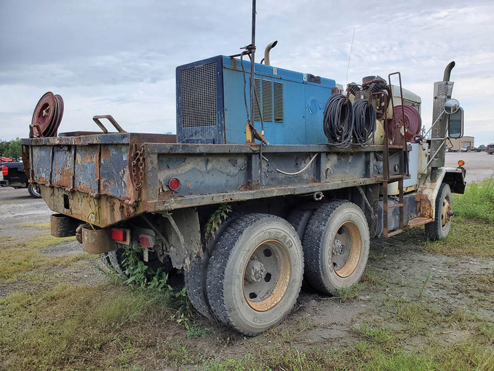 1970 5-TON 6X6 CARGO TRUCK, 5-SPEED TRANS, SERVICE BED MILLER BIG BLUE 500P WELDER, INGERSOLL RAND - Image 7 of 14