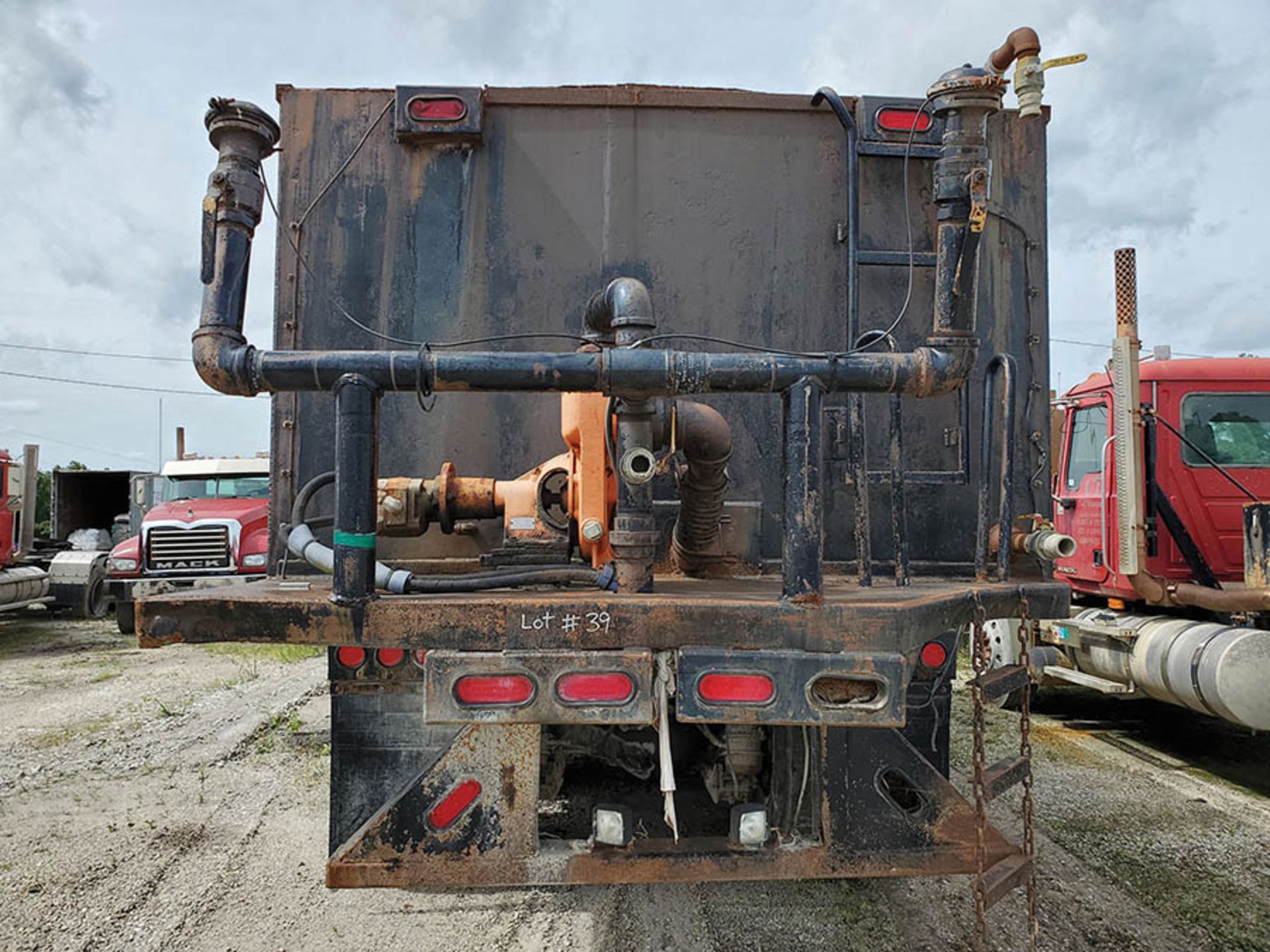 1986 MACK RD600 EATON FULLER TRANSMISSION T/A WATER TANKER TRUCK, INLINE SIX MACK ENGINE, 76,838 - Image 8 of 11