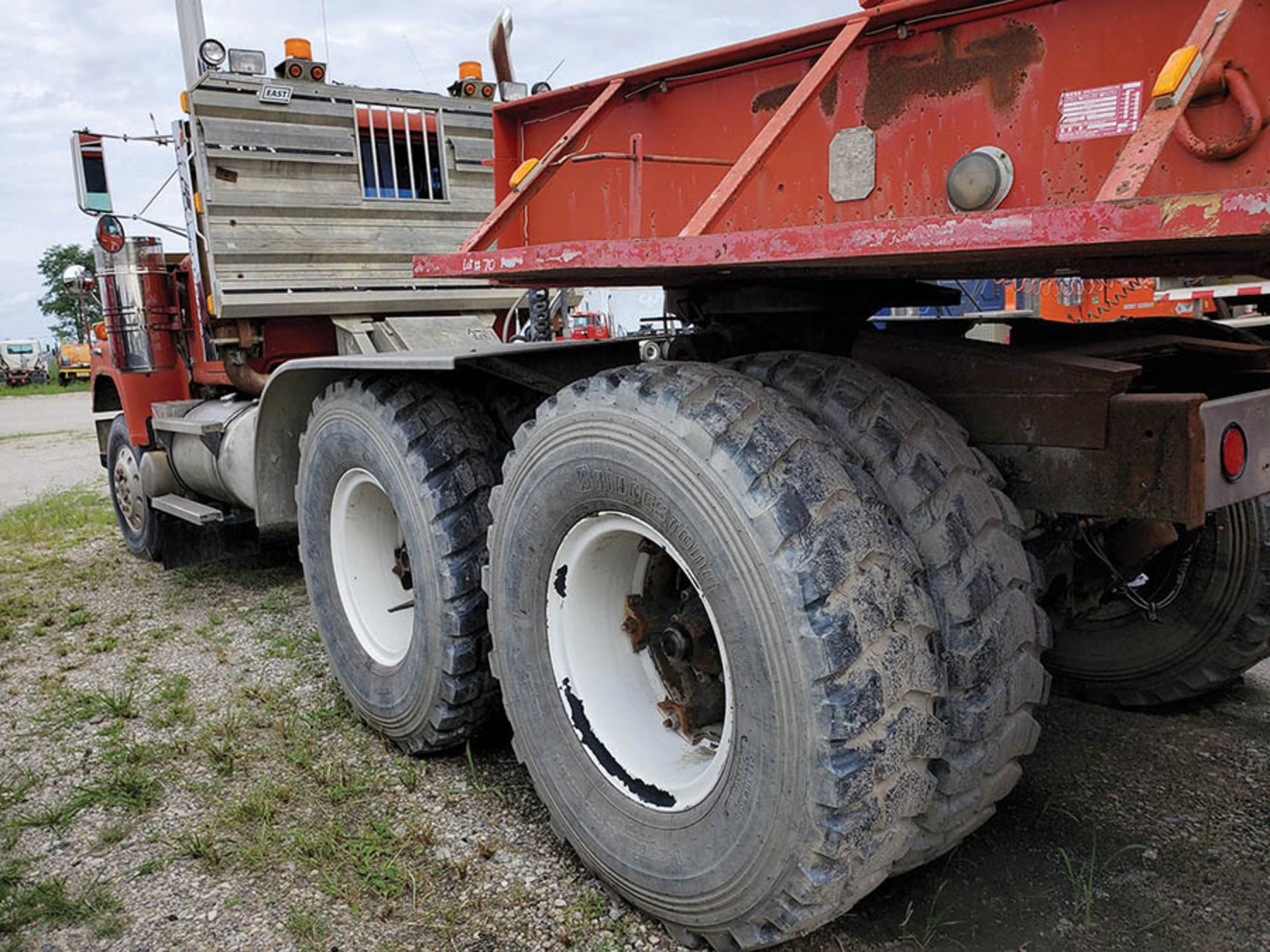 1991 MACK RW600 T/A DAY CAB TRACTOR, 10-SPEED TRANS WITH DEEP REDUCTION RANGE, WET LINES MACK INLINE - Image 11 of 14