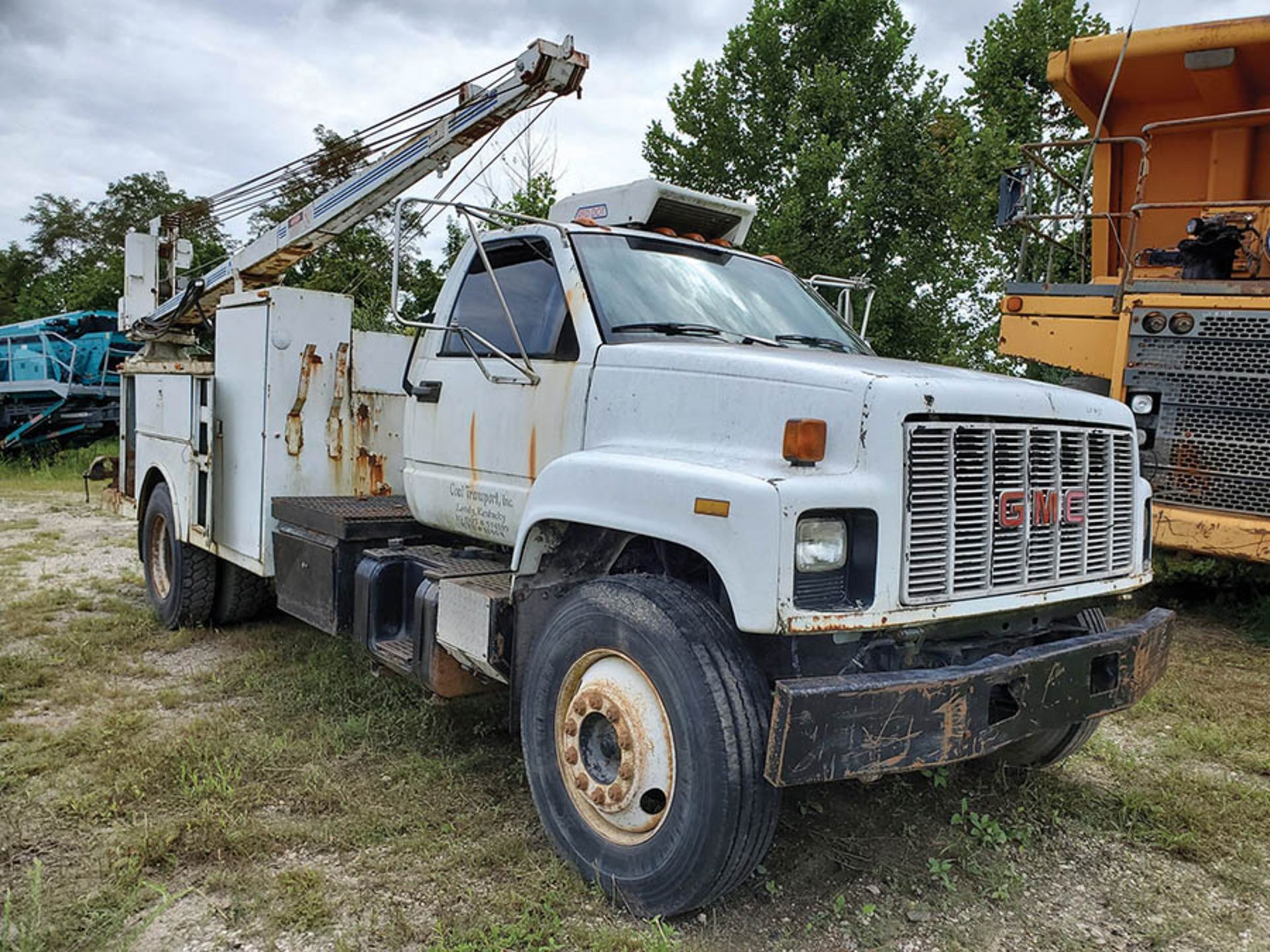 1994 GMC MECHANICS SERVICE TRUCK, CAT 6 CYLINDER DIESEL ENGINE, 6-SPEED TRANS, AUTO CRANE & HOSE - Image 3 of 12