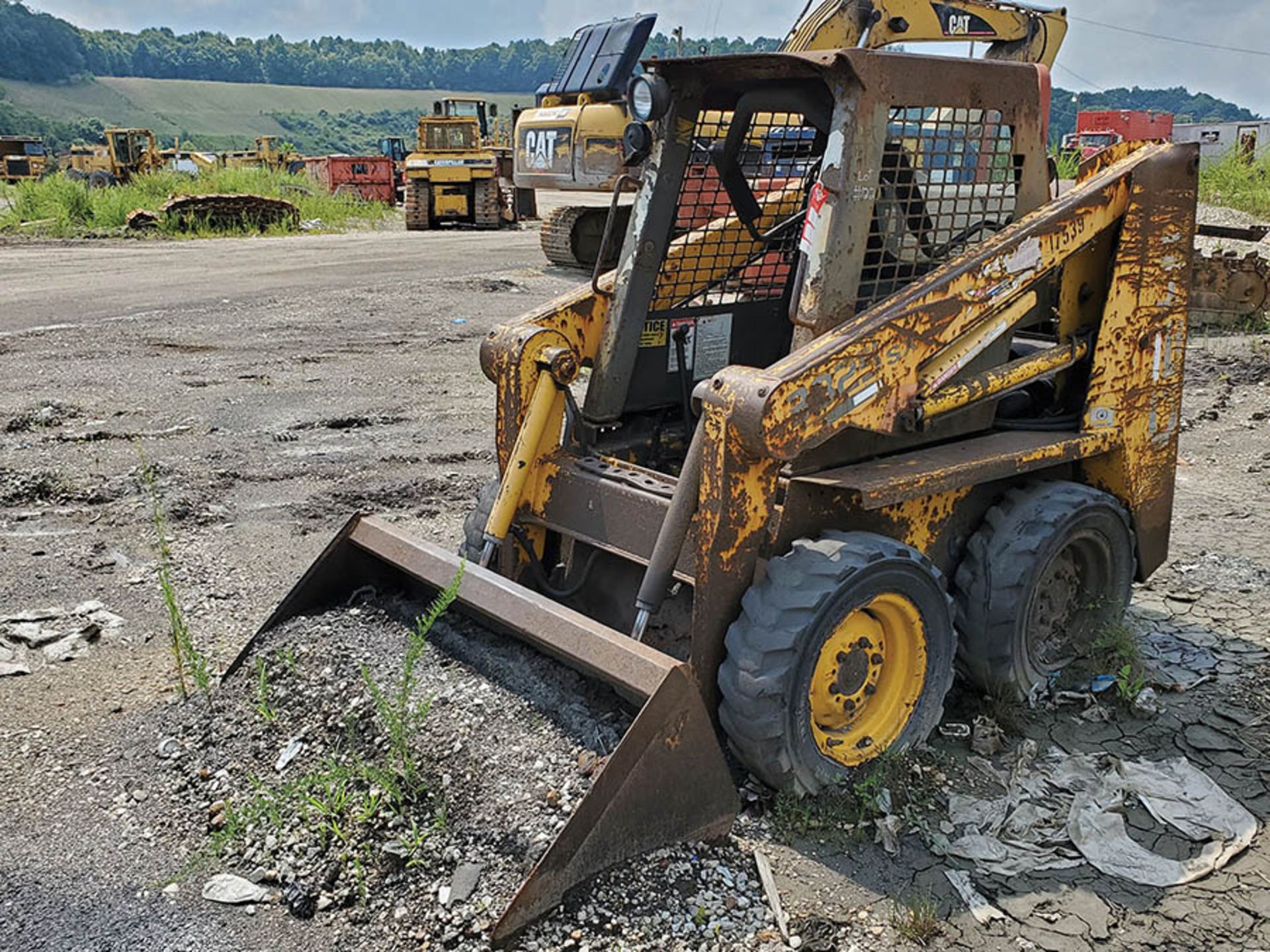 GEIL SKID STEER LOADER, MODEL 3325SX LOCATION: LOWER LEVEL BEECH FORK YARD - Image 4 of 5