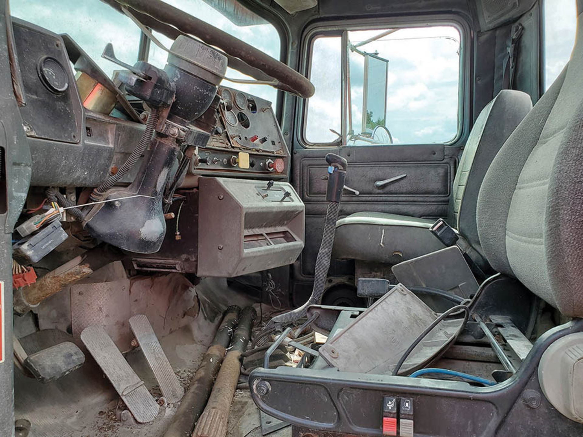 MACK T/A DAY CAB TRACTOR, MACK INLINE SIX DIESEL ENGINE, KCT 2, LOCATION: MARCO SHOP - Image 8 of 8