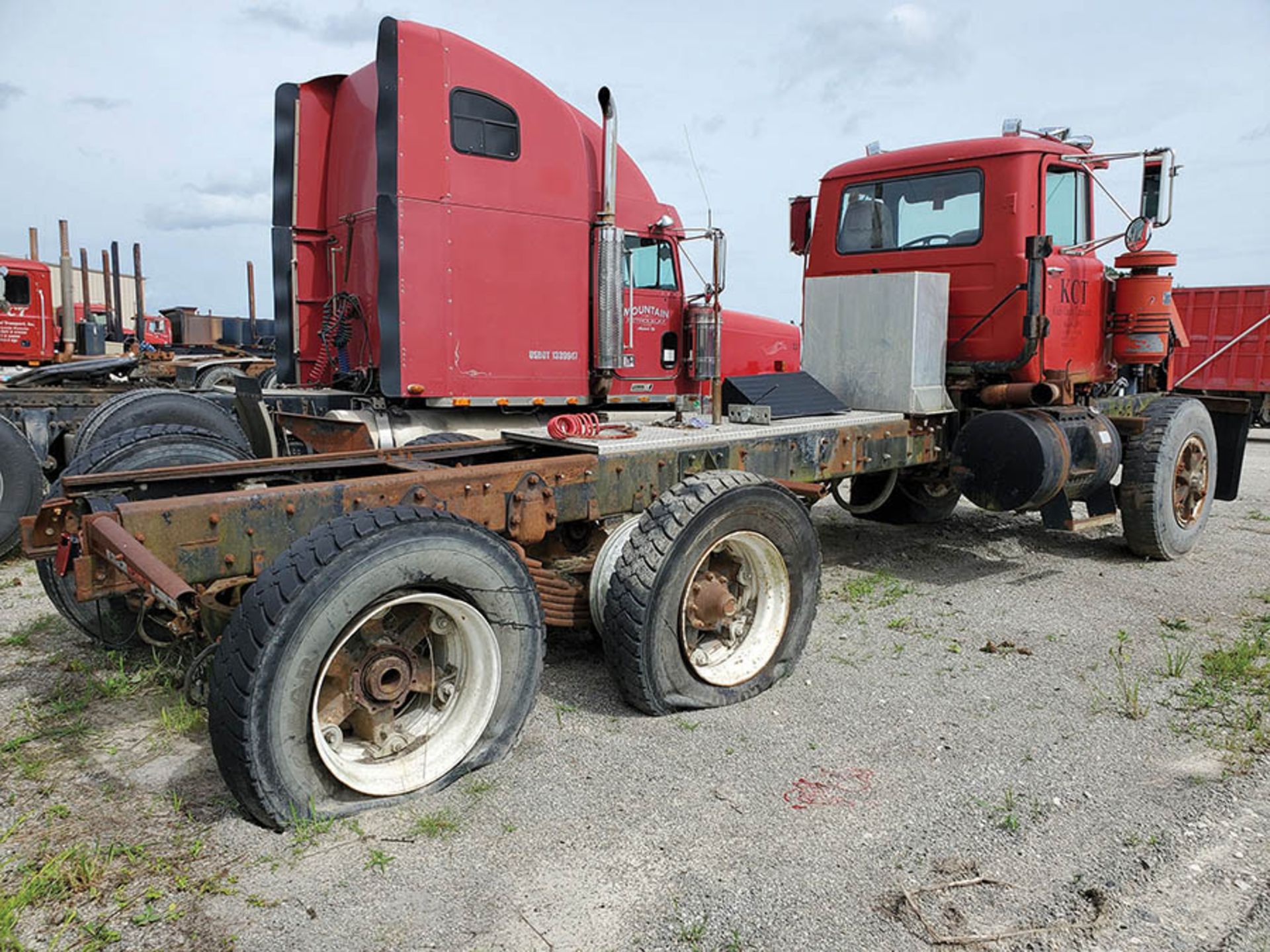 MACK T/A DAY CAB TRACTOR, MACK INLINE SIX DIESEL ENGINE, KCT 2, LOCATION: MARCO SHOP - Image 5 of 8