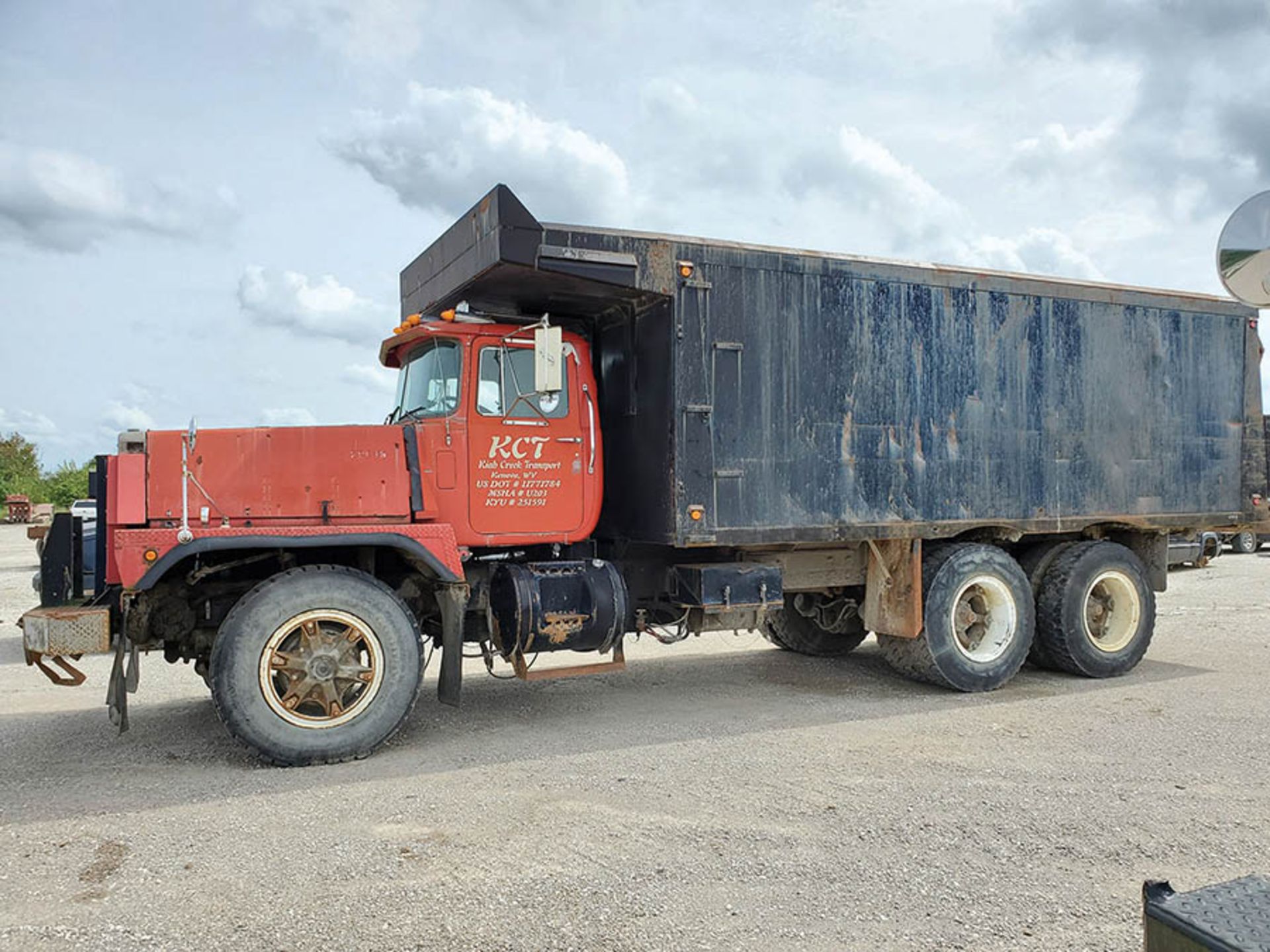 1997 MACK RD888 SX T/A DUMP TRUCK, VIN1M2P278C5VM002015, KCT 18, LOCATION: MARCO SHOP