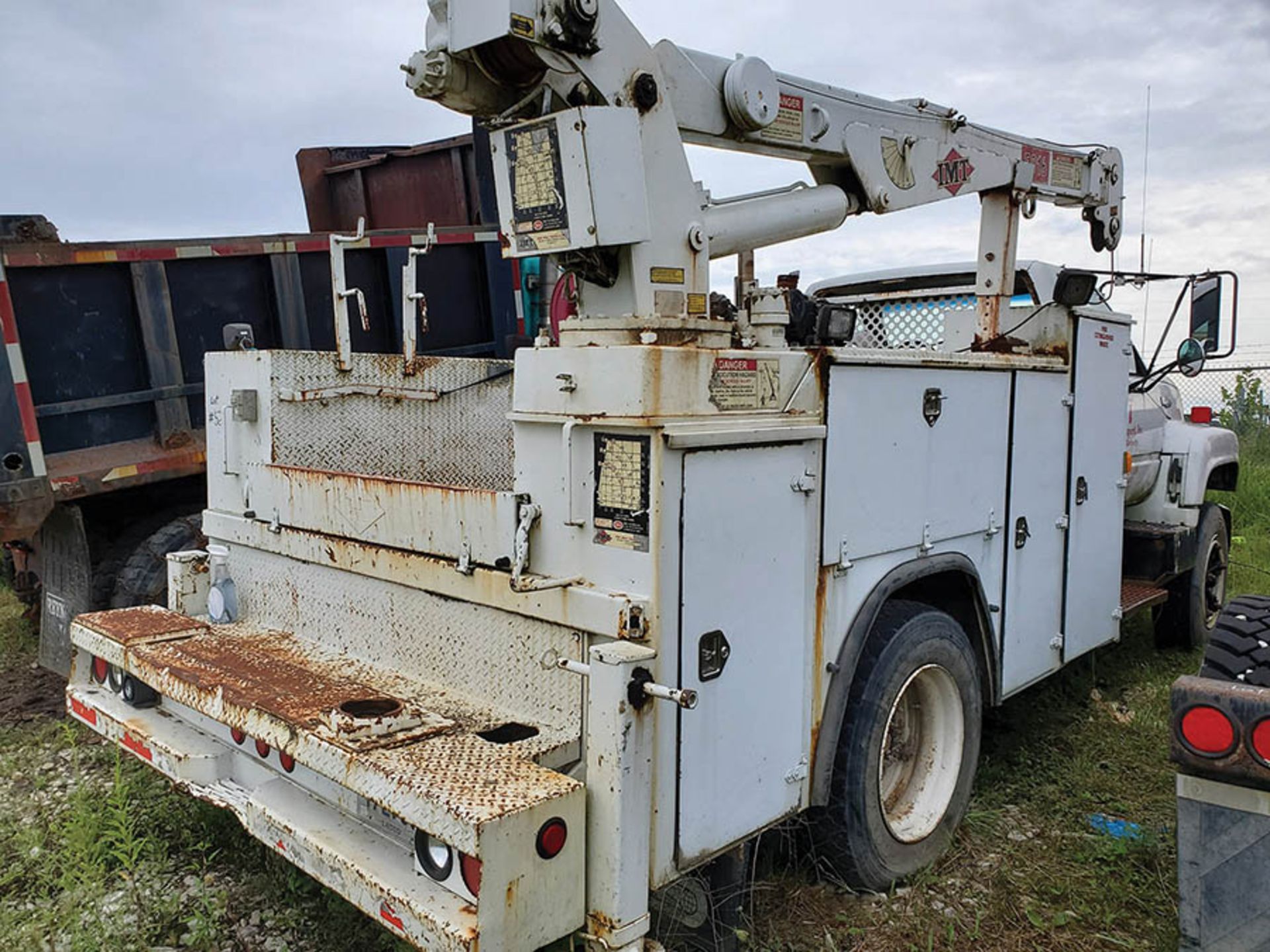 CHEVY KODIAK MECHANICS SERVICE TRUCK, CAT 6 CYLINDER DIESEL ENGINE, 5-SPEED TRANS, IMT 5016 AUTO - Image 4 of 9