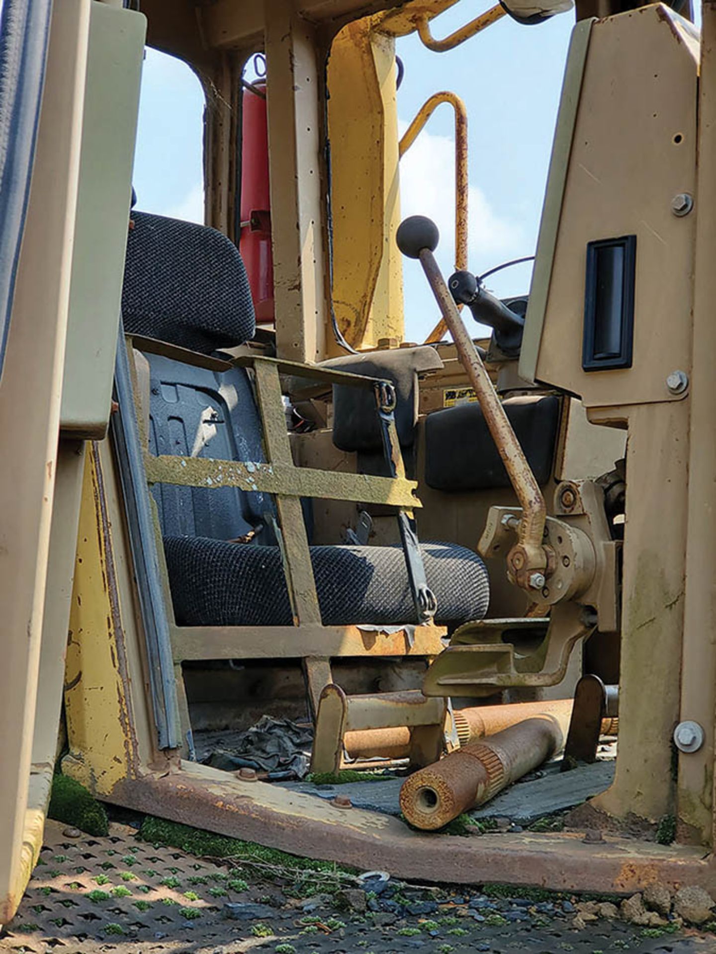 CATERPILLAR D8N DOZER, 57,577 HOURS SHOWING, 24'' WIDE METAL TRACKS, 154'' WIDE 4-WAY DOZER BLADE, - Image 6 of 8