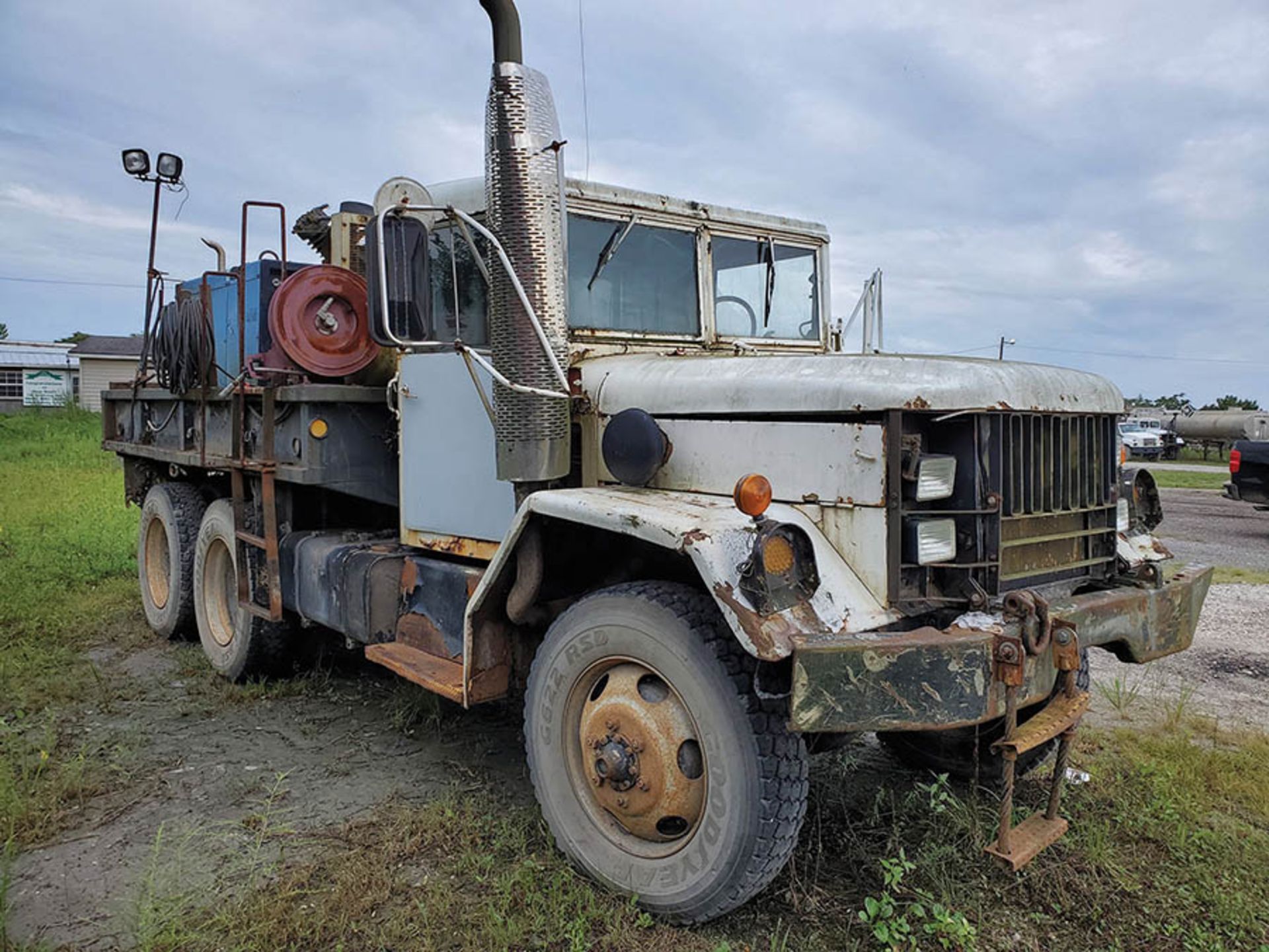 1970 5-TON 6X6 CARGO TRUCK, 5-SPEED TRANS, SERVICE BED MILLER BIG BLUE 500P WELDER, INGERSOLL RAND - Image 4 of 14