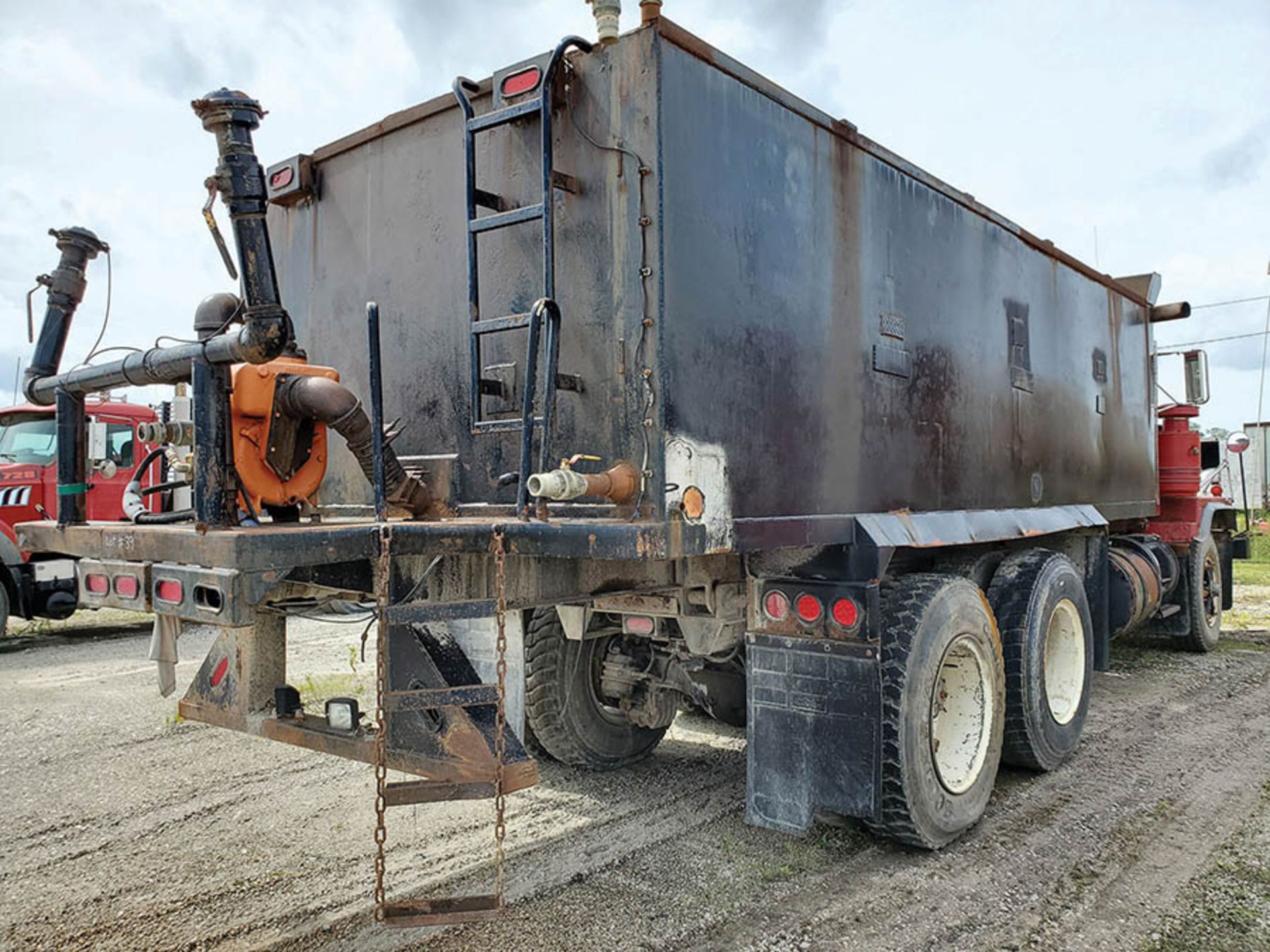 1986 MACK RD600 EATON FULLER TRANSMISSION T/A WATER TANKER TRUCK, INLINE SIX MACK ENGINE, 76,838 - Image 6 of 11