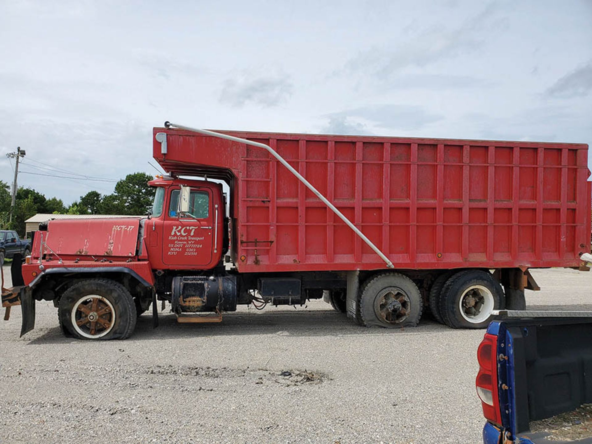 1997 MACK RD888 SX T/A DUMP TRUCK, VIN 1M2P278C9VM002014, KCT 17, LOCATION: MARCO SHOP - Image 5 of 9