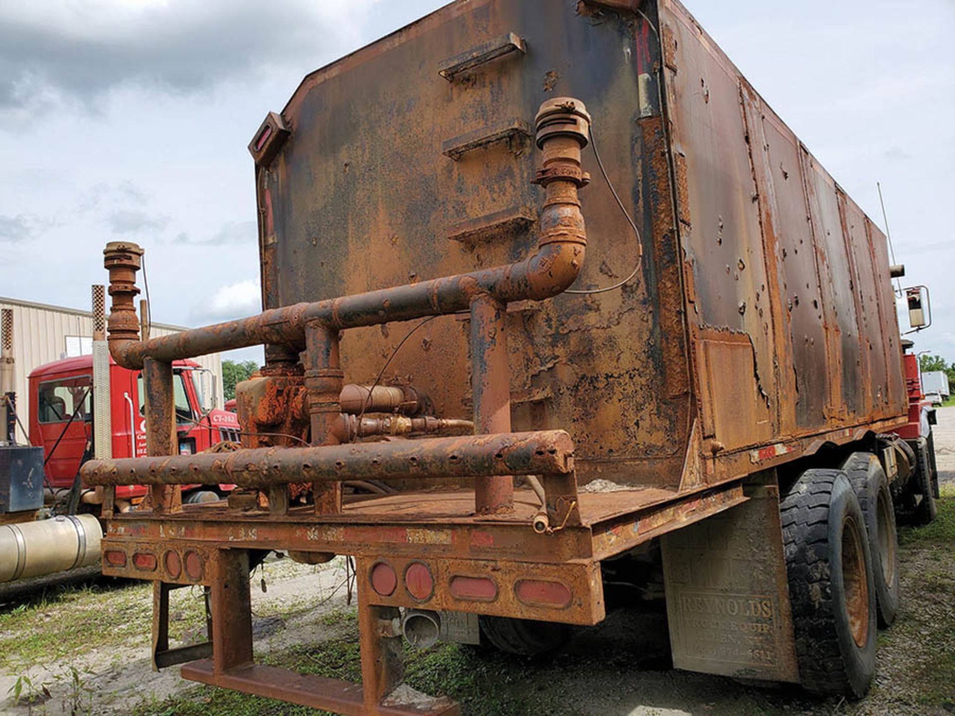 1986 MACK RD600 EATON FULLER TRANSMISSION T/A WATER TANKER TRUCK, INLINE SIX MACK ENGINE, 48,619 - Image 10 of 10