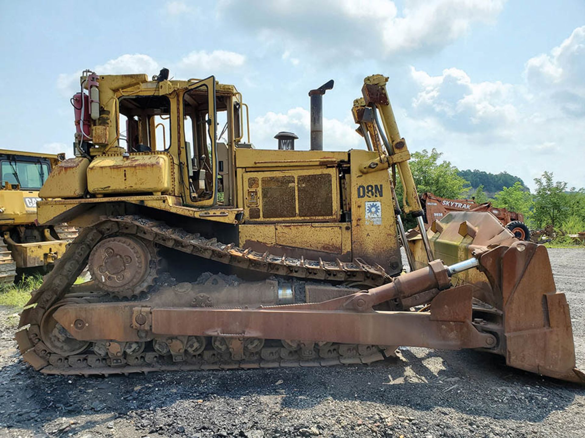 CATERPILLAR D8N DOZER, 57,577 HOURS SHOWING, 24'' WIDE METAL TRACKS, 154'' WIDE 4-WAY DOZER BLADE, - Image 5 of 8