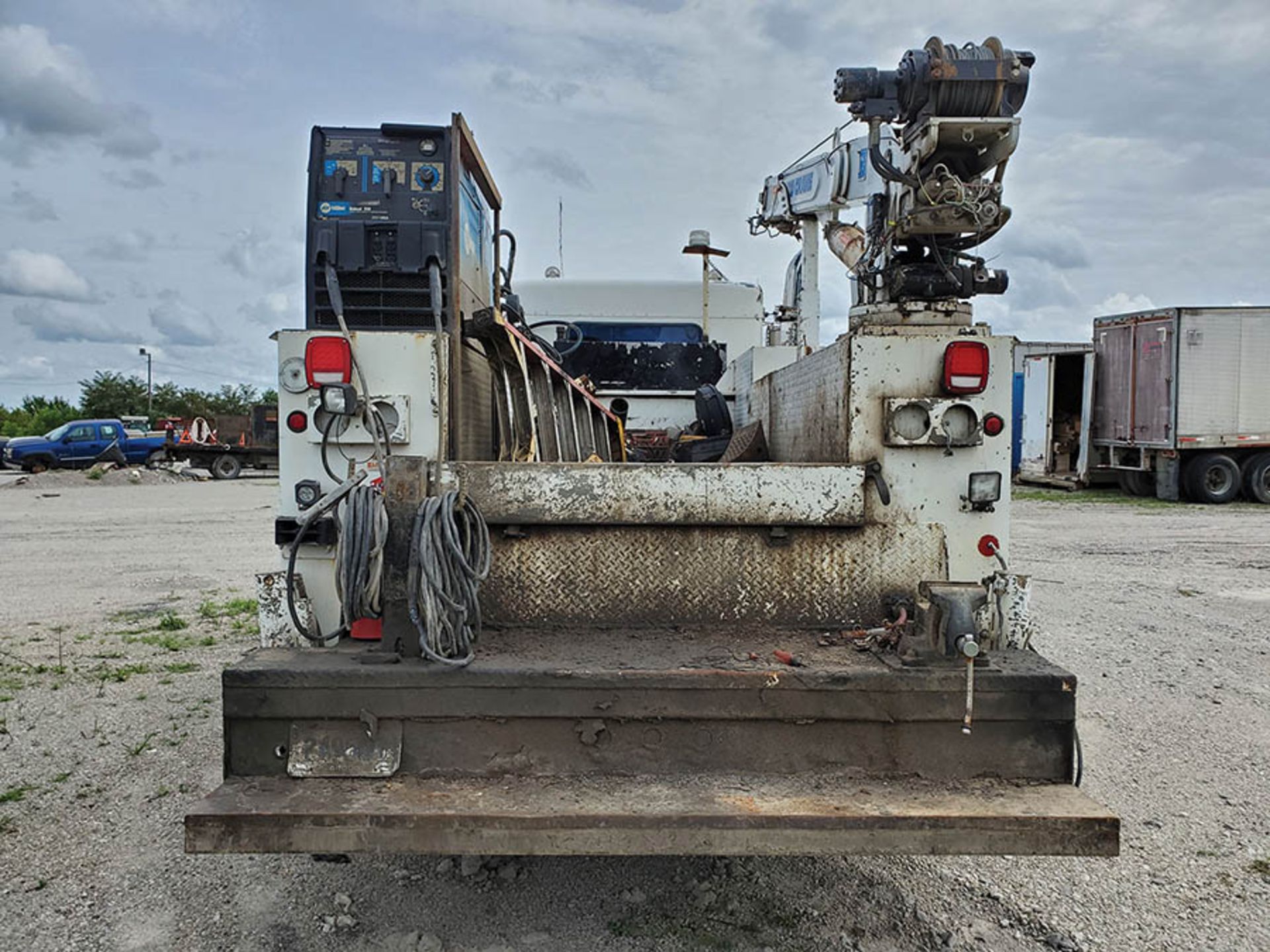 KENWORTH MECHANICS SERVICE TRUCK, C7A CERT CAT DIESEL ENGINE, 6-SPEED EATON FULLER TRANS, 14,397 - Image 10 of 14