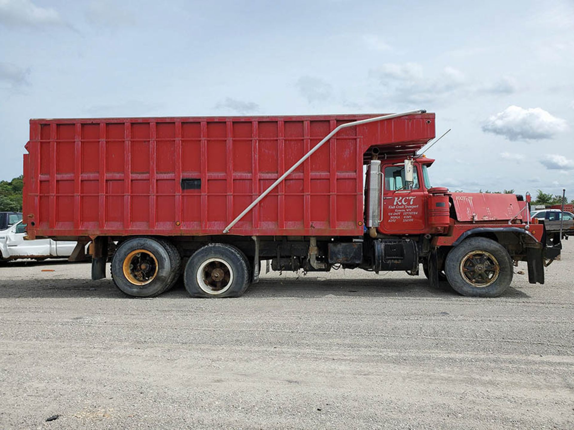 1997 MACK RD888 SX T/A DUMP TRUCK, VIN 1M2P278C9VM002014, KCT 17, LOCATION: MARCO SHOP