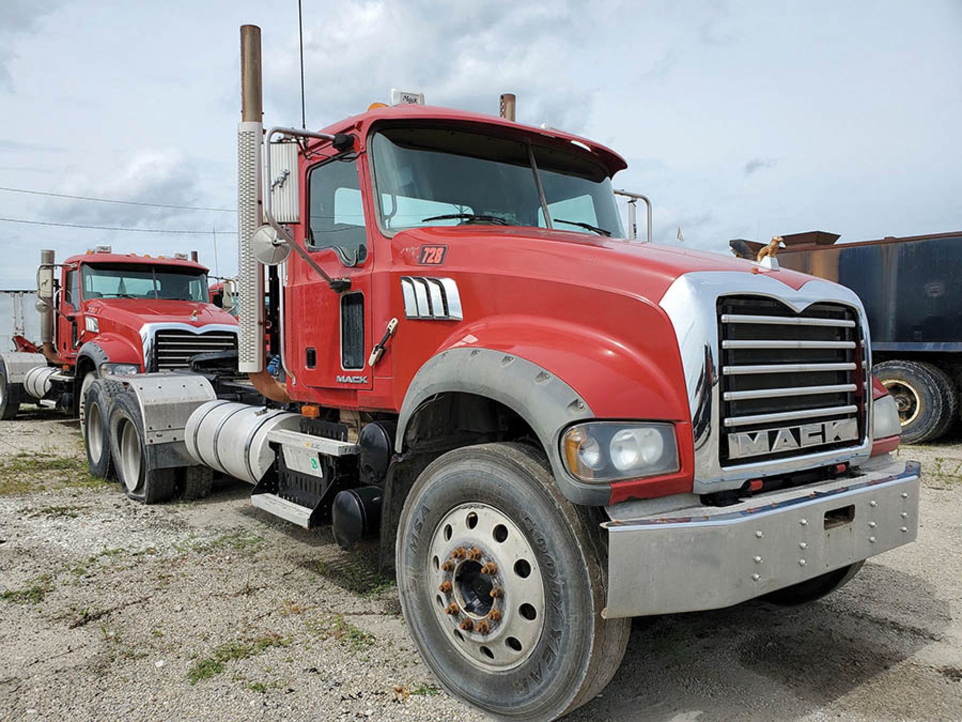 2009 MACK GU713 T/A DAY CAB TRACTOR, MAXITORQUE 18 SPEED TRANS., WET LINES MACK INLINE SIX DIESEL - Image 4 of 10