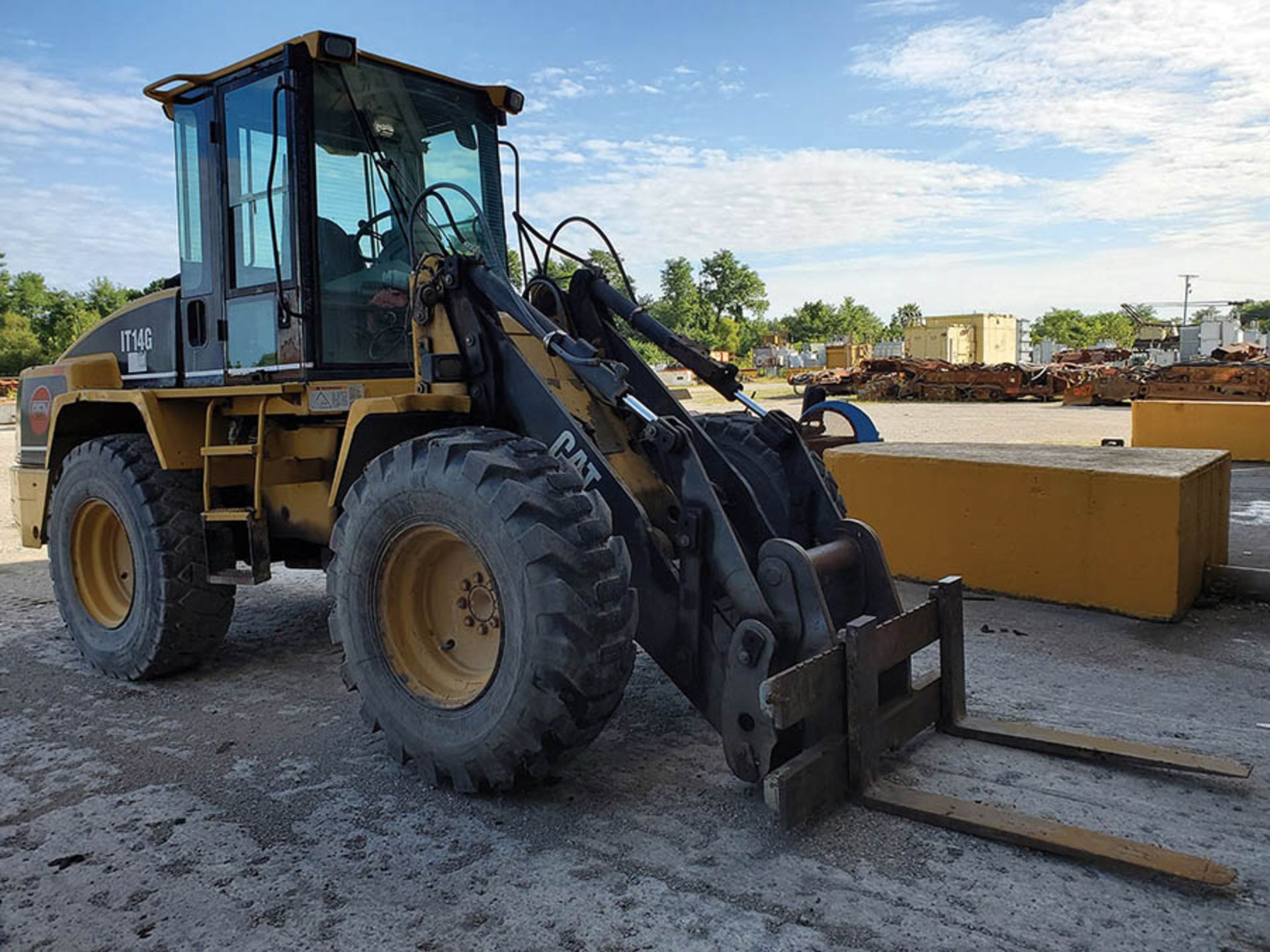 CATERPILLAR IT14G WHEEL LOADER WITH FORKS & BUCKET, PIN 8ZM00195 - Image 4 of 11