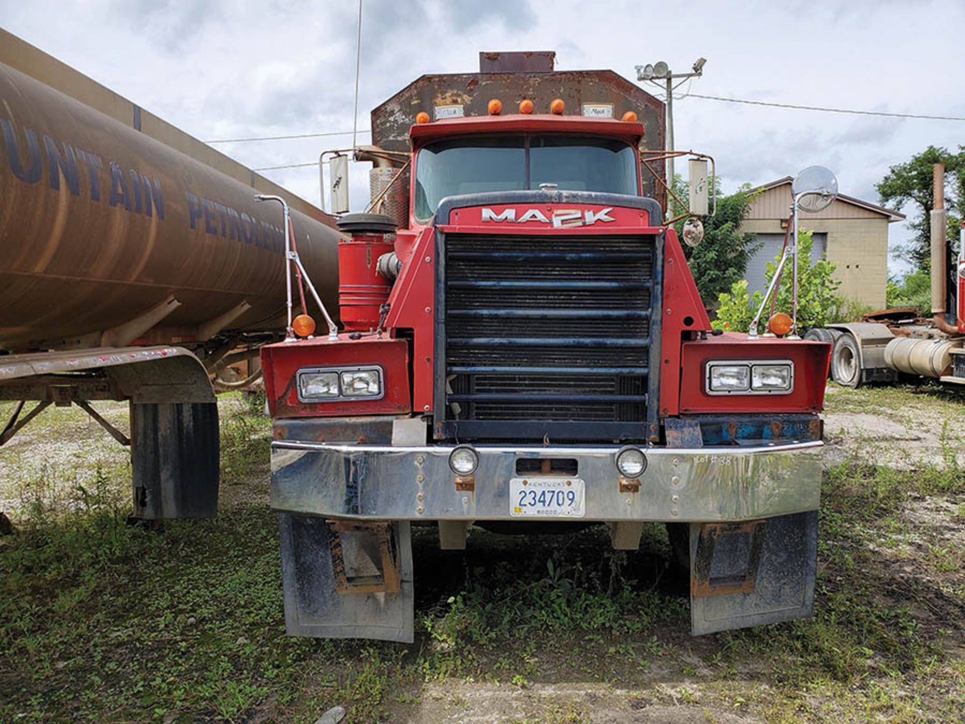 1986 MACK RD600 EATON FULLER TRANSMISSION T/A WATER TANKER TRUCK, INLINE SIX MACK ENGINE, 48,619 - Image 4 of 10