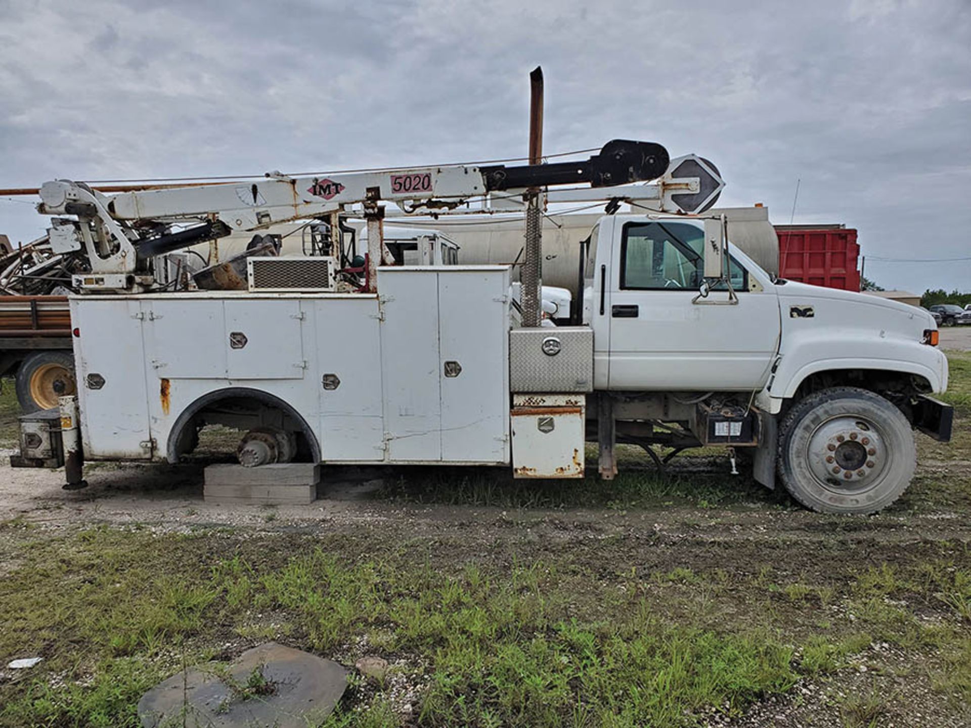 GMC C7500 WITH 5020 AUTO CRANE, VIN 1GDL7H1P4VJ501991, LOCATION: MARCO SHOP - Image 5 of 10