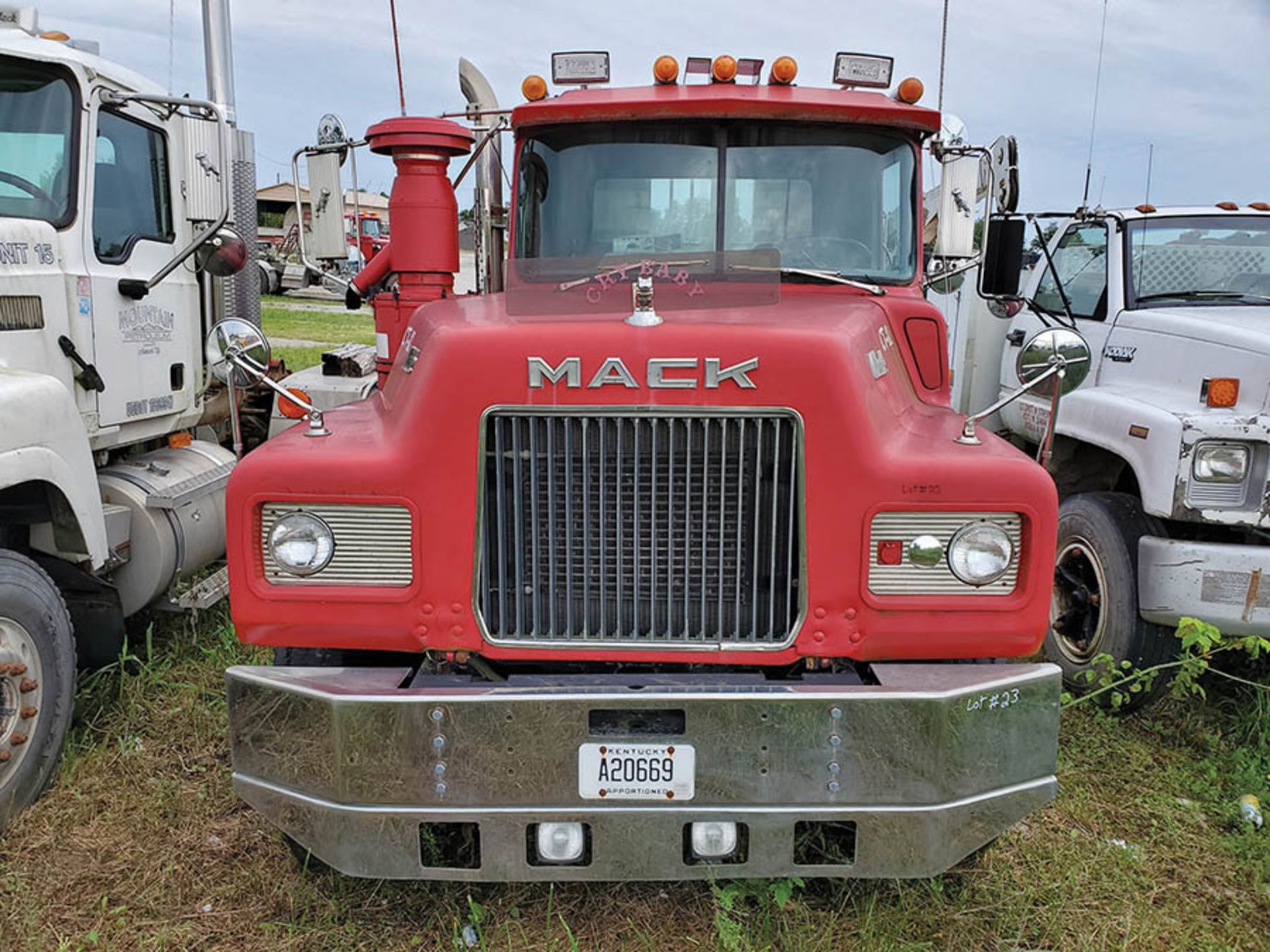 MACK DM686 SX T/A DAY CAB TRACTOR, VIN 1M2B128C4DA009151, CT 81, LOCATION: MARCO SHOP - Image 2 of 7