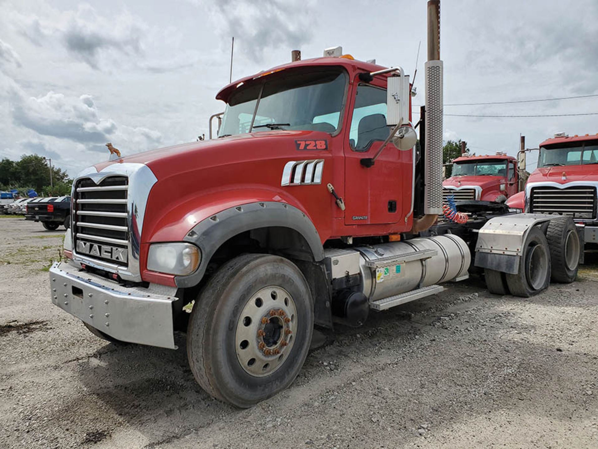 2009 MACK GU713 T/A DAY CAB TRACTOR, MAXITORQUE 18 SPEED TRANS., WET LINES MACK INLINE SIX DIESEL - Image 2 of 10